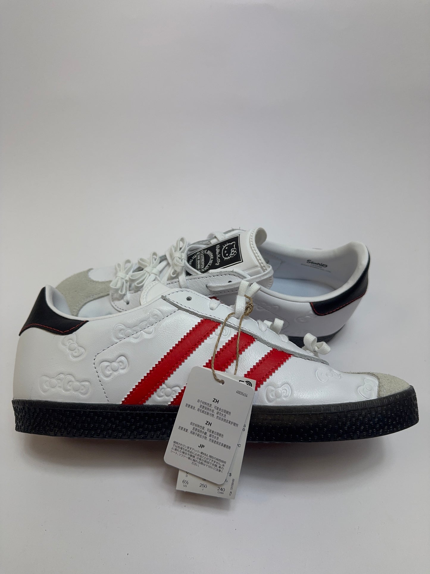 Adidas Gazelle Hello Kitty GS linke Ansicht mit roten 3-Stripes und schwarzem Fersen-Tab