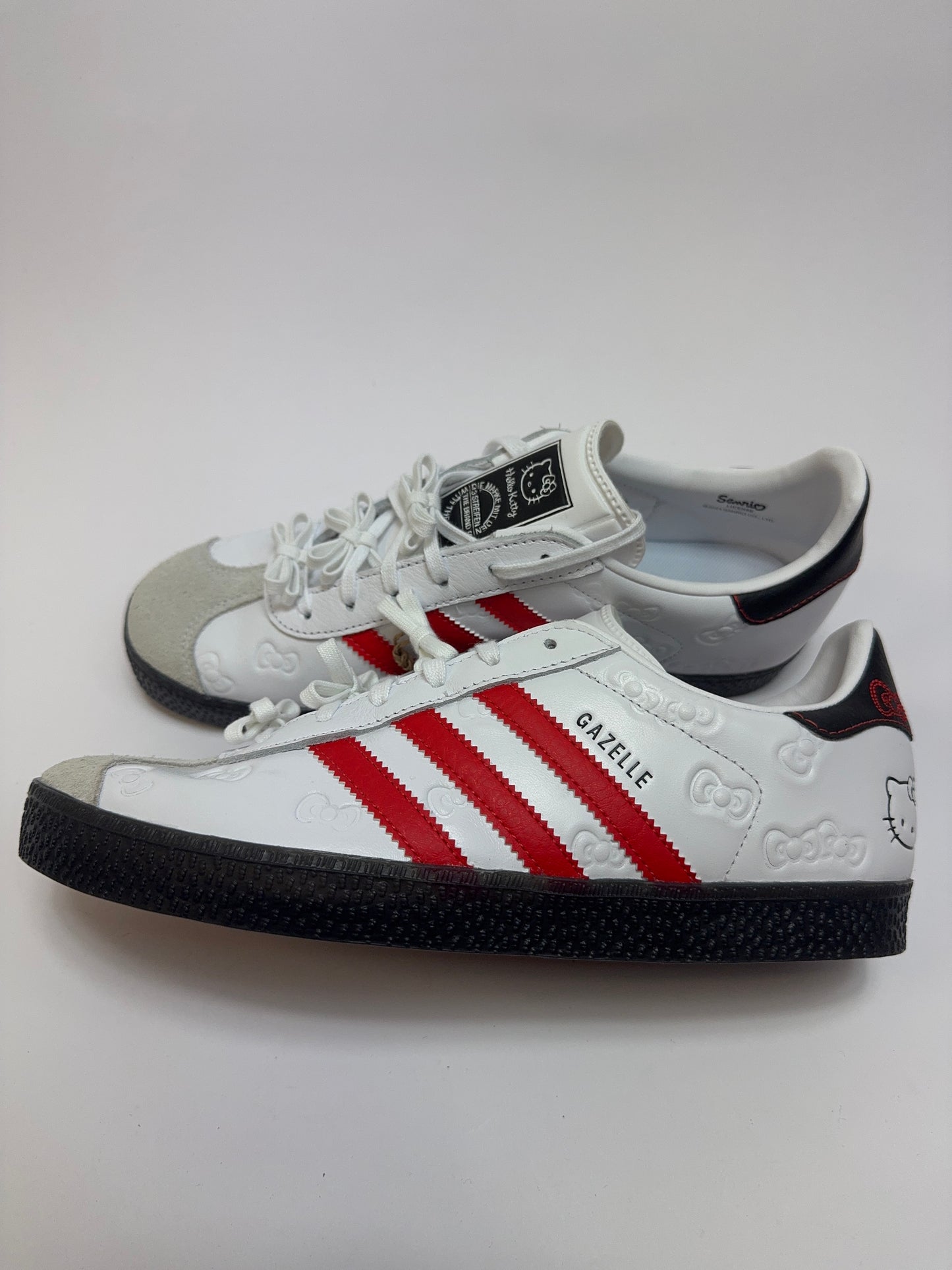 Adidas Gazelle Hello Kitty GS rechte Außenseite mit weißem Leder und dezent geprägten Schleifen
