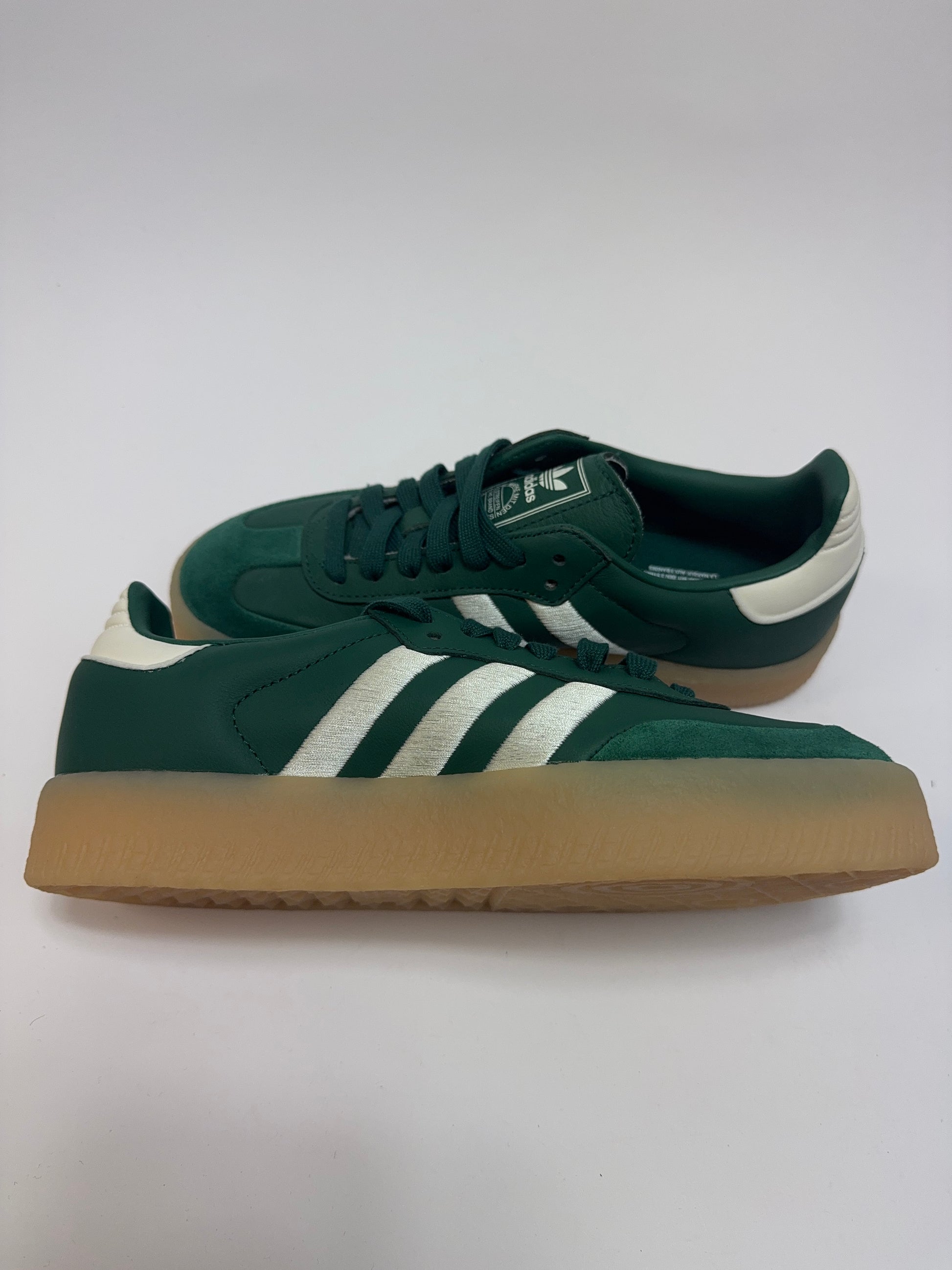 Adidas Samba Collegiate Green Gum Women linke Ansicht mit weißen Streifen und Nubuck Overlays
