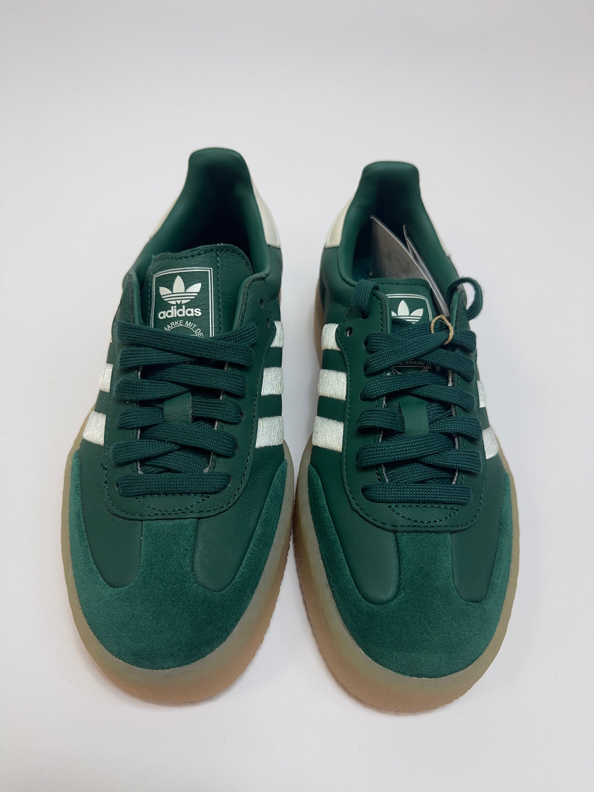 Nahaufnahme der Zunge – Logo Tag mit adidas Schriftzug