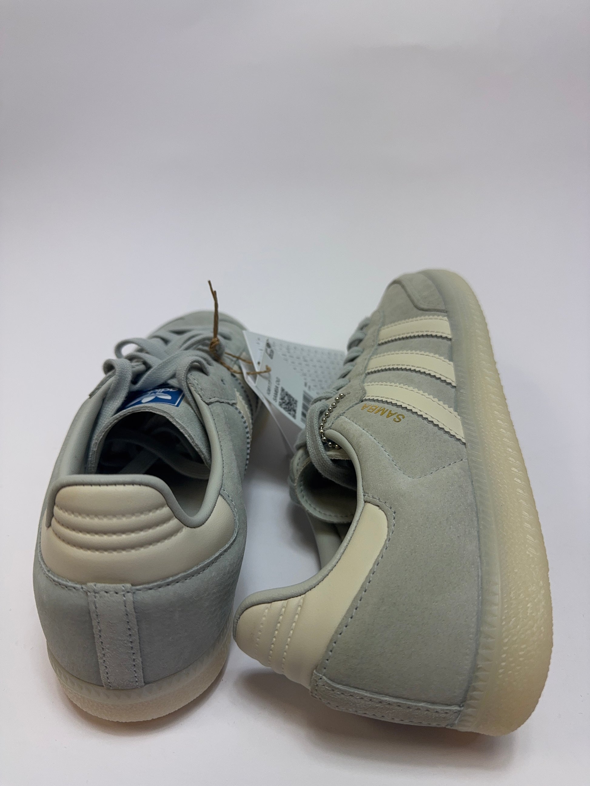 Detailansicht der Rückseite – Heeltab mit markanter Struktur und klarer Silhouette