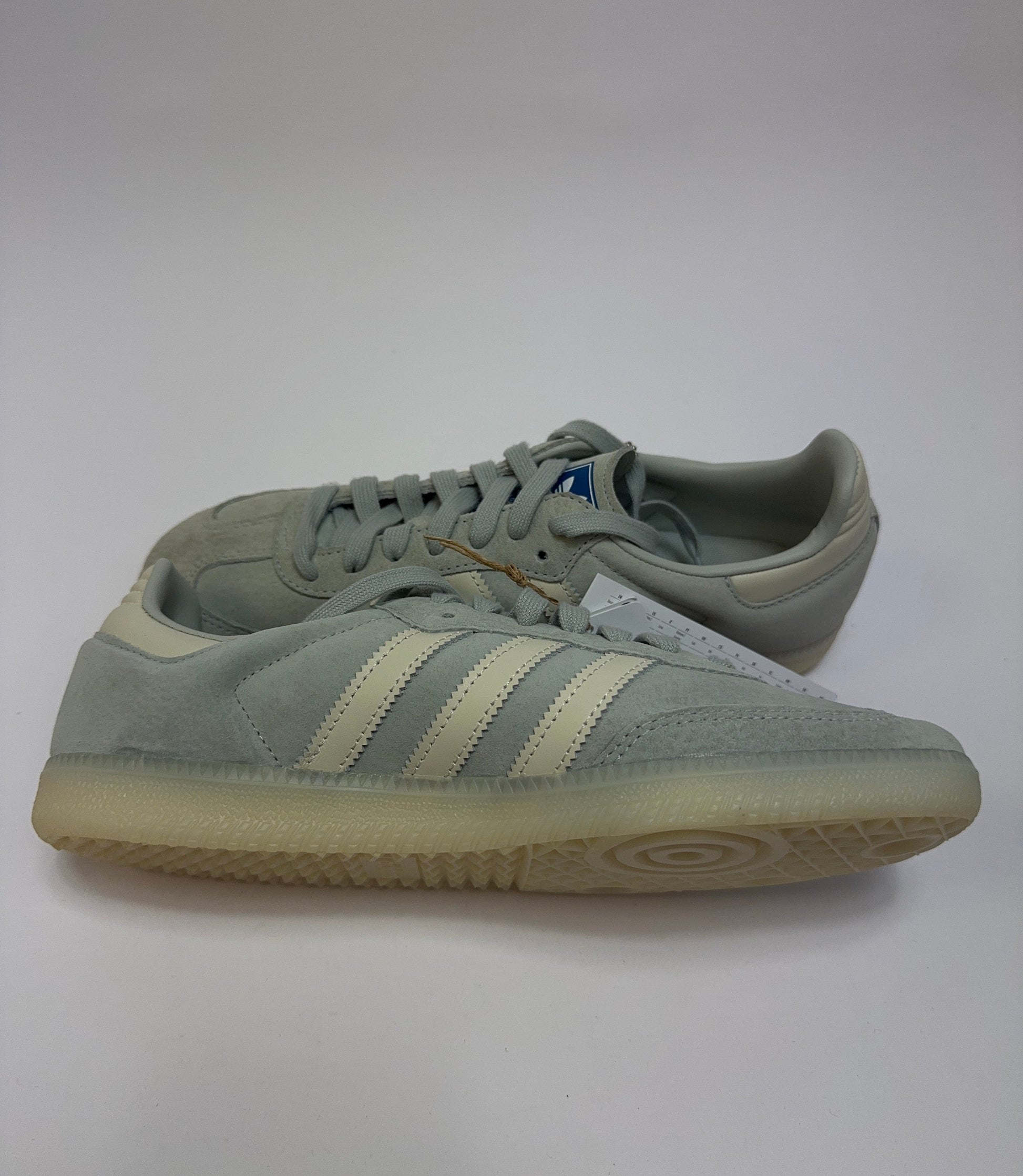 Adidas Samba OG Wonder Silver linke Ansicht mit schwarzem Streifen und silber Kontrast