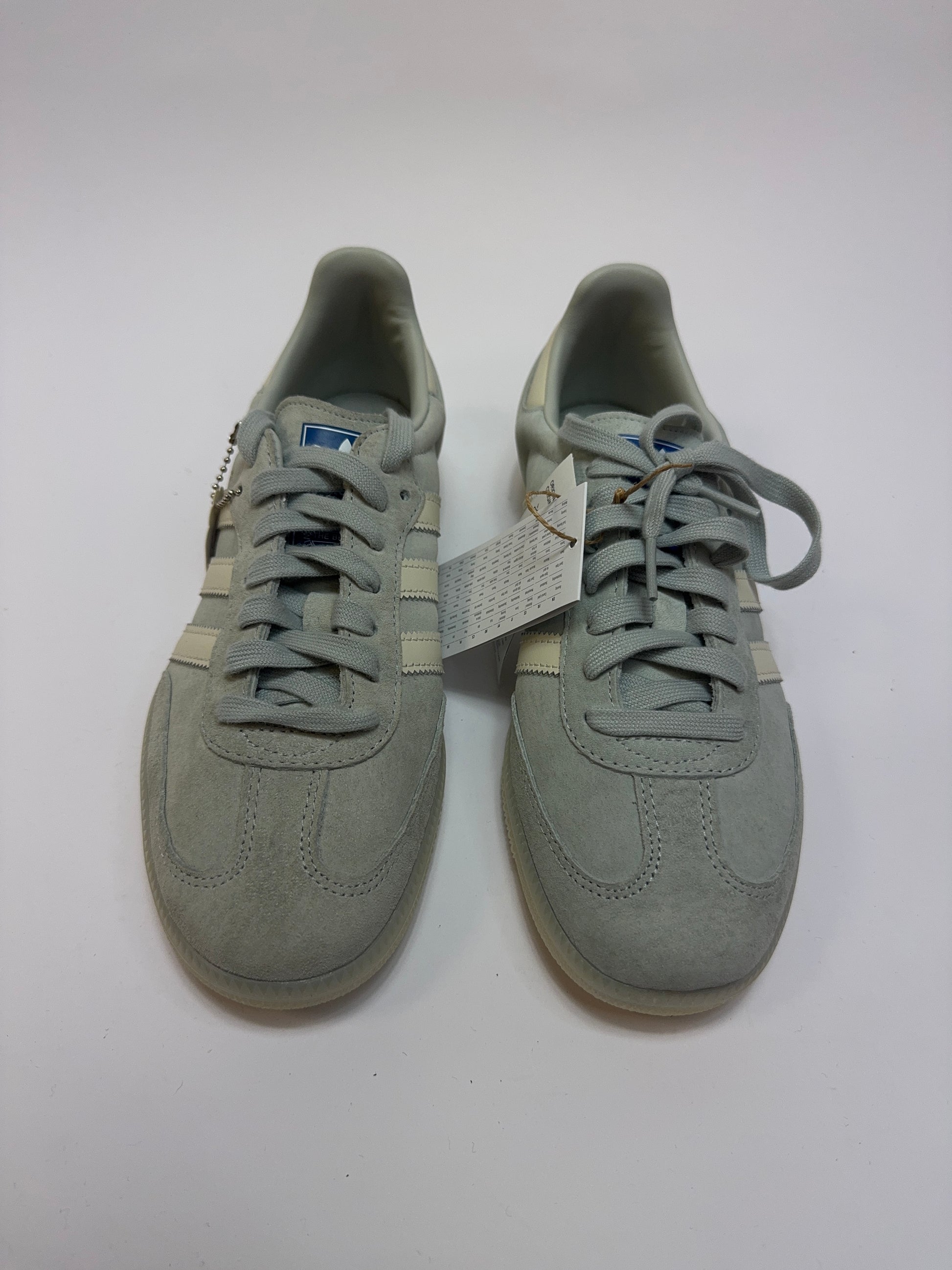 Nahaufnahme der Zunge – Logo-Label mit klassischer Prägung