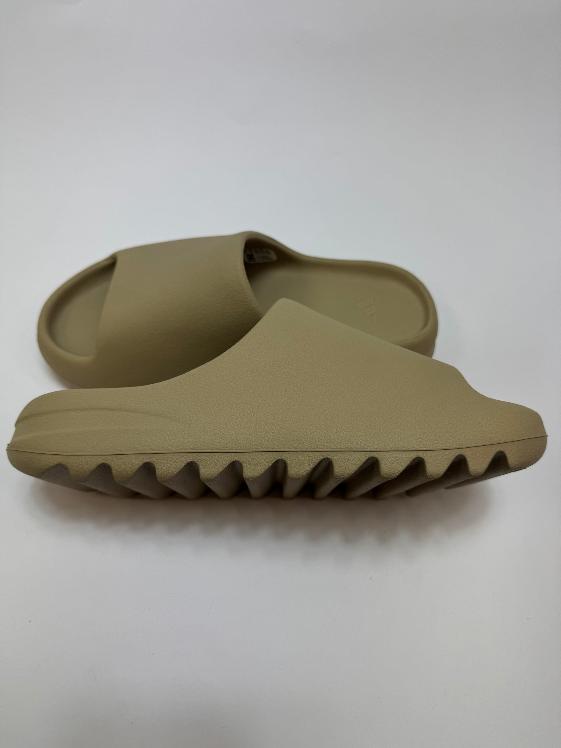 Adidas Yeezy Slide Pure linke Ansicht mit markanter Rillenstruktur an der Außensohle