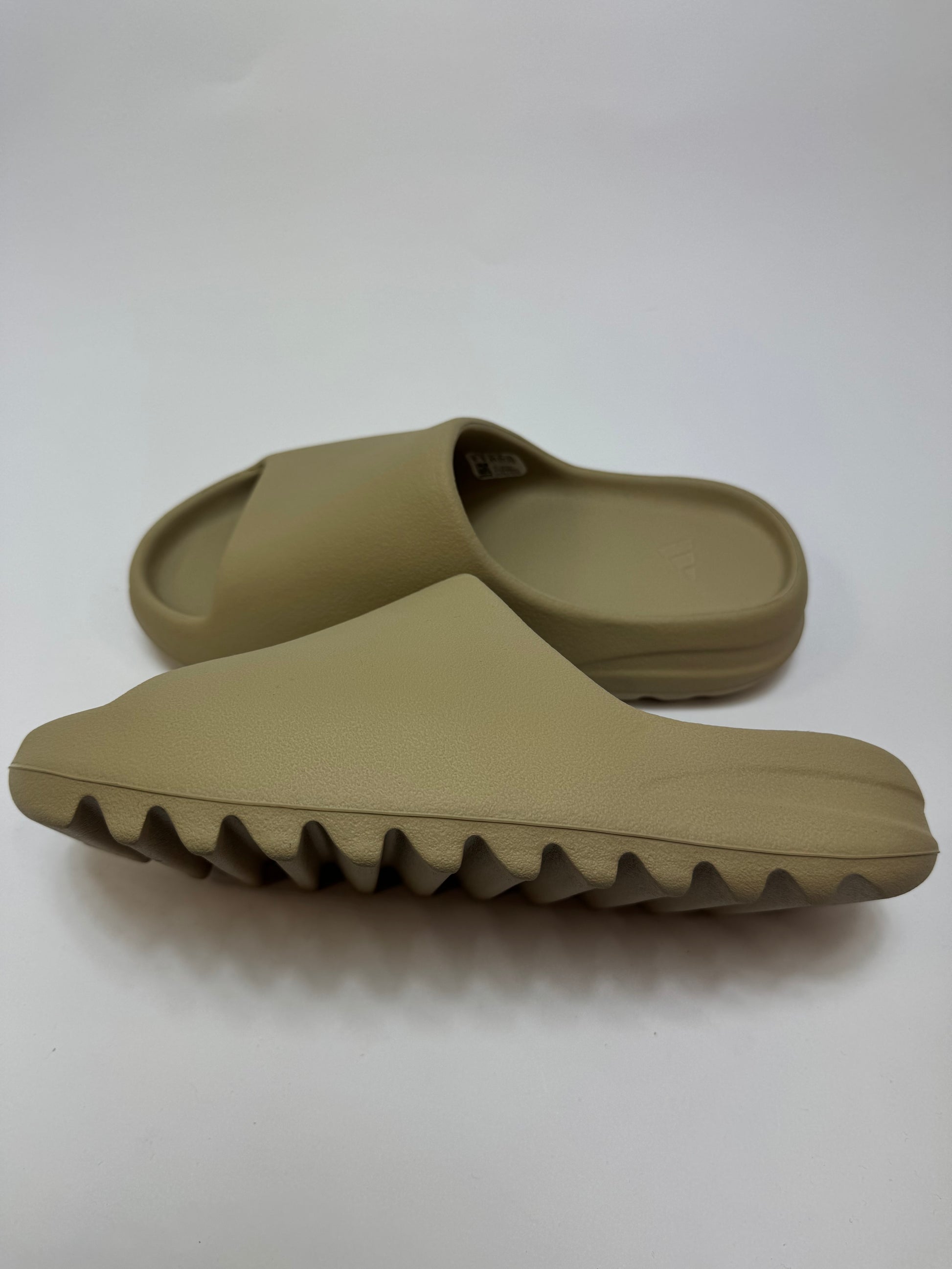 Adidas Yeezy Slide Pure rechte Außenseite mit einteiligem EVA-Upper und glatter Oberfläche