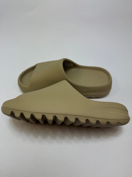 Adidas Yeezy Slide Pure rechte Außenseite mit einteiligem EVA-Upper und glatter Oberfläche