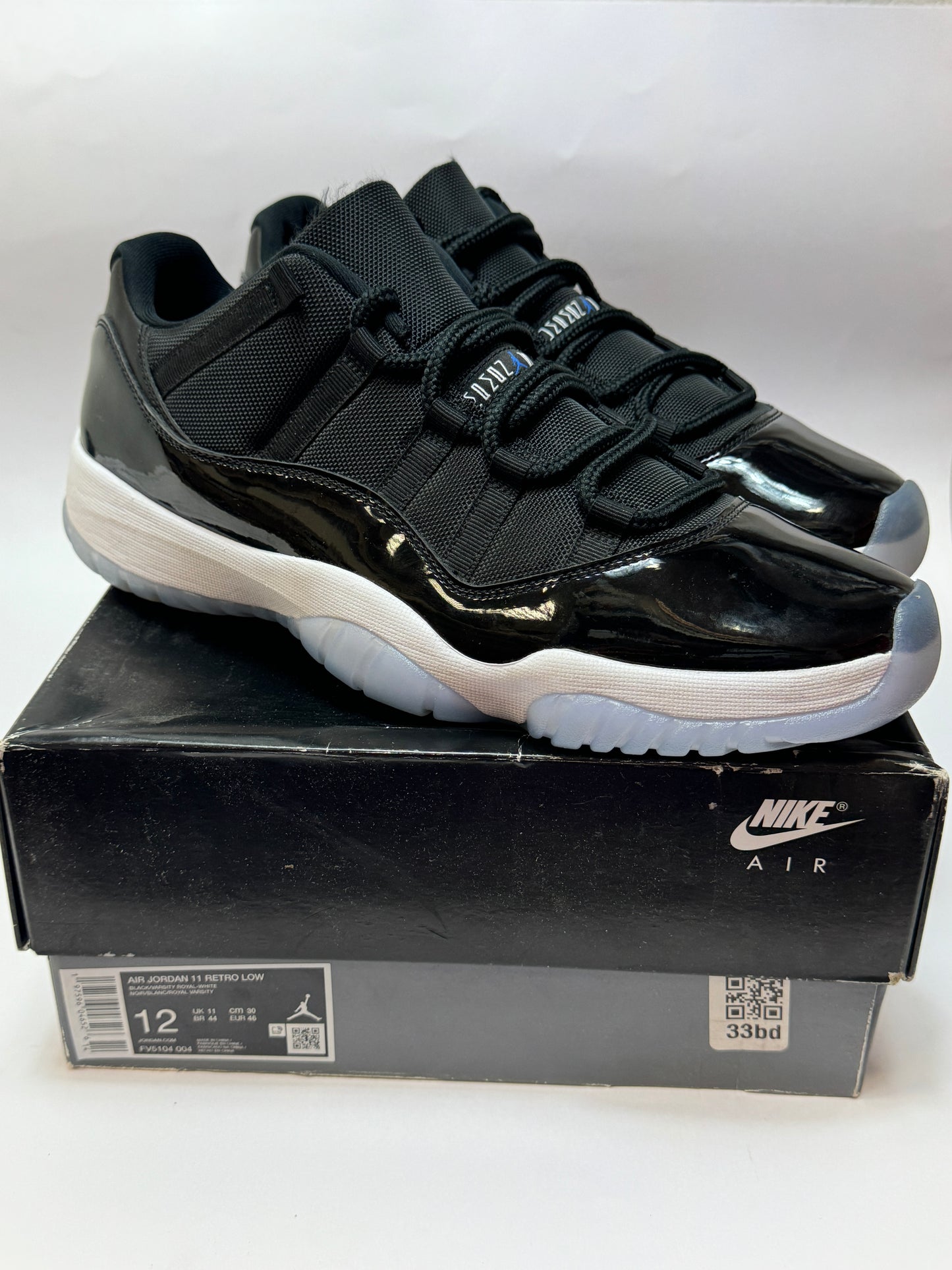 Air Jordan 11 Retro Low Space Jam Seitenansicht auf Box – Used Sneaker präsentiert