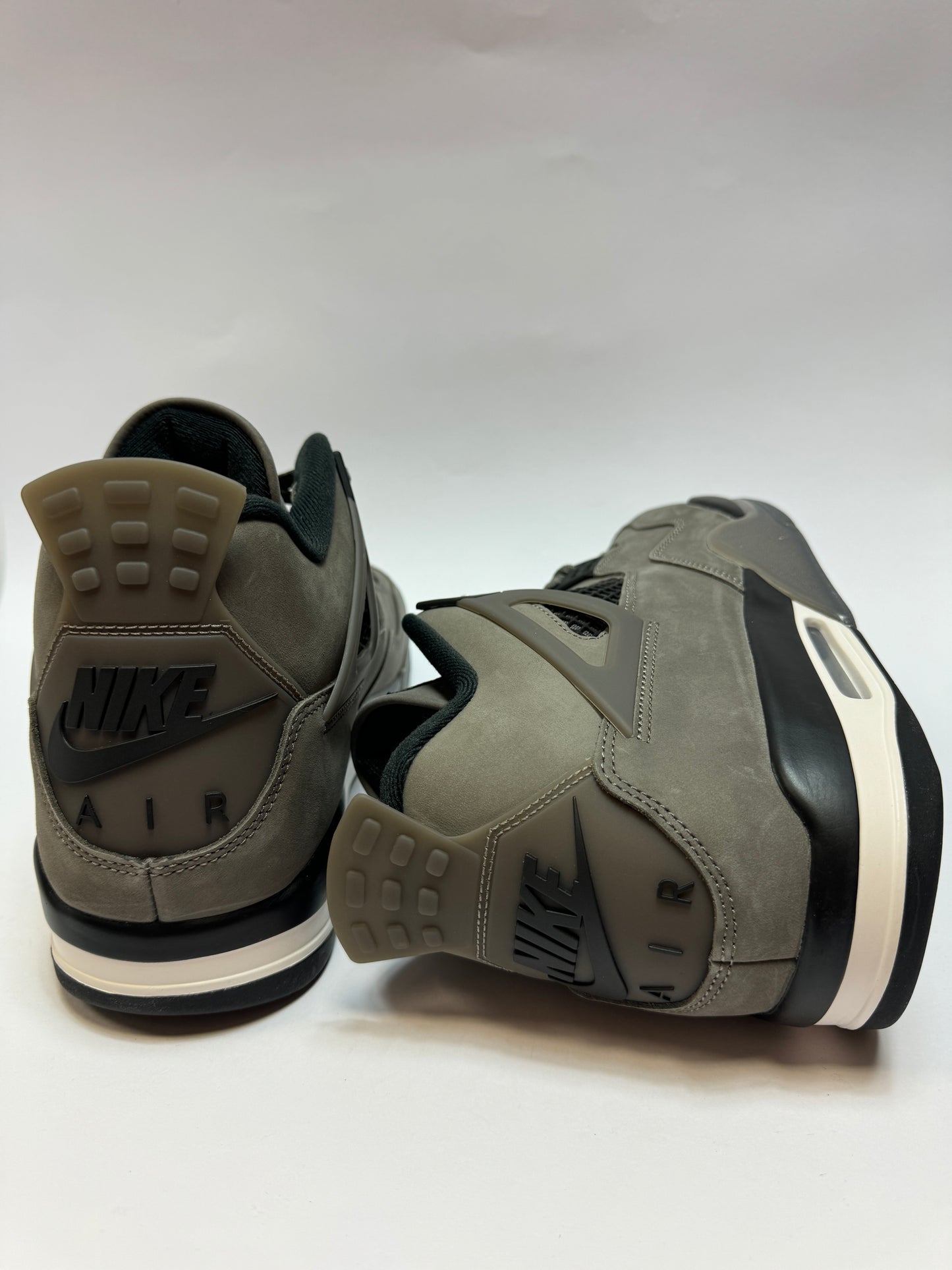 Air Jordan 4 Retro Cave Stone 2025 Rückansicht – „Nike Air“ Branding auf der Ferse mit Moon Particle Akzent