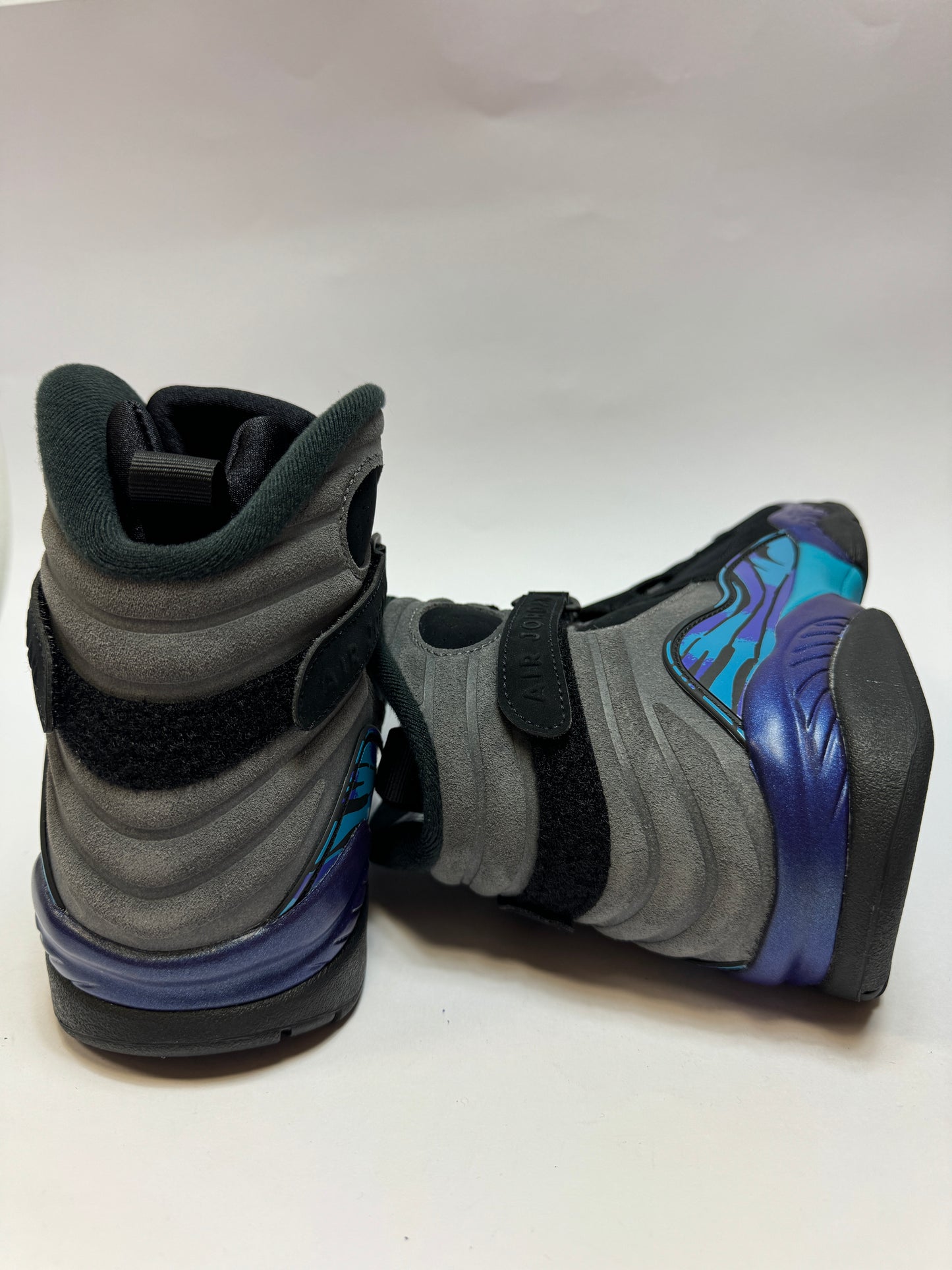 Air Jordan 8 Retro Aqua 2025 Rückansicht – Fersendetails in Schwarz mit Aqua-Highlights