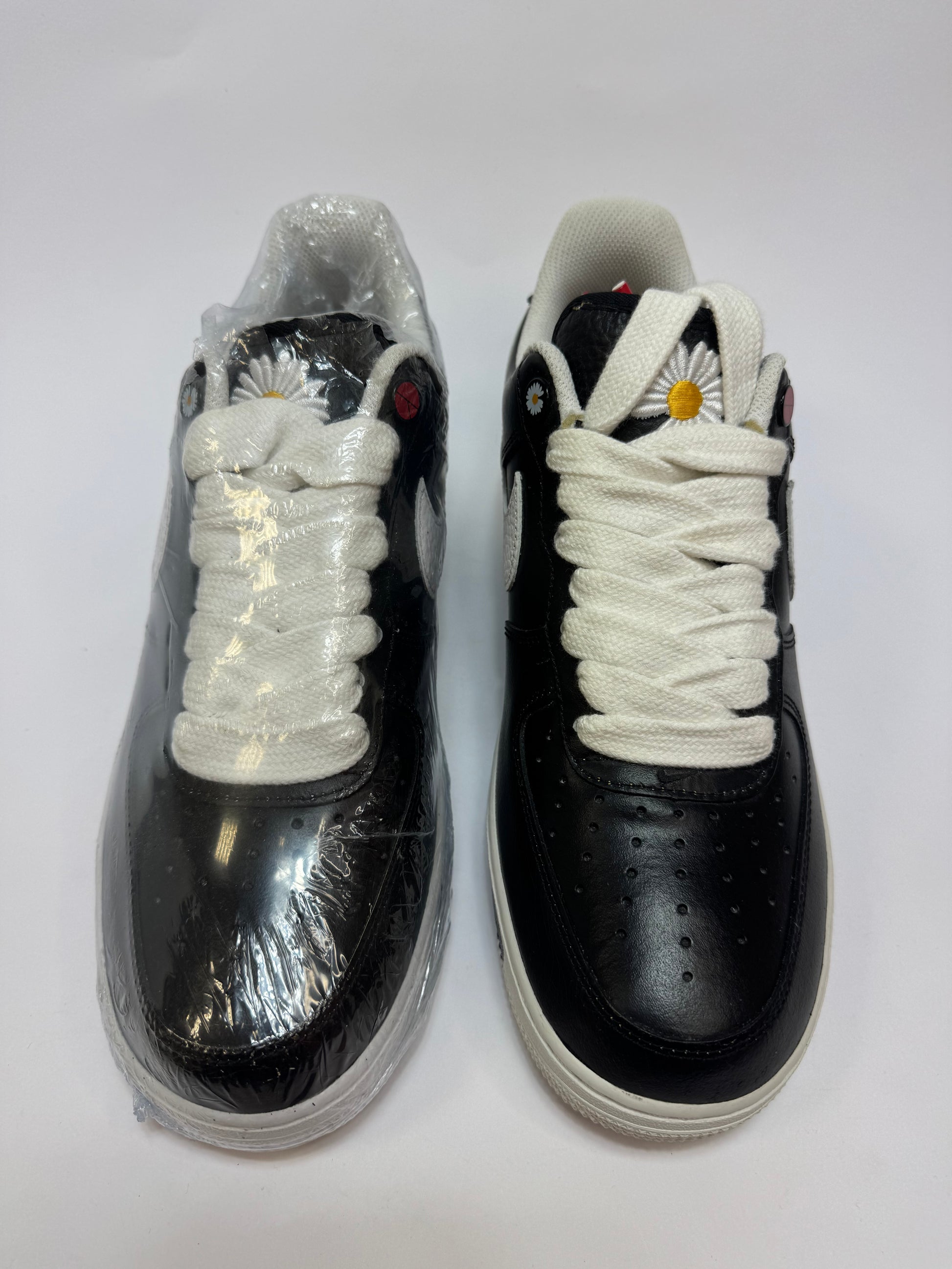 Nahaufnahme der Zunge – bestickte Daisy-Logo Branding in Kontrastfarbe