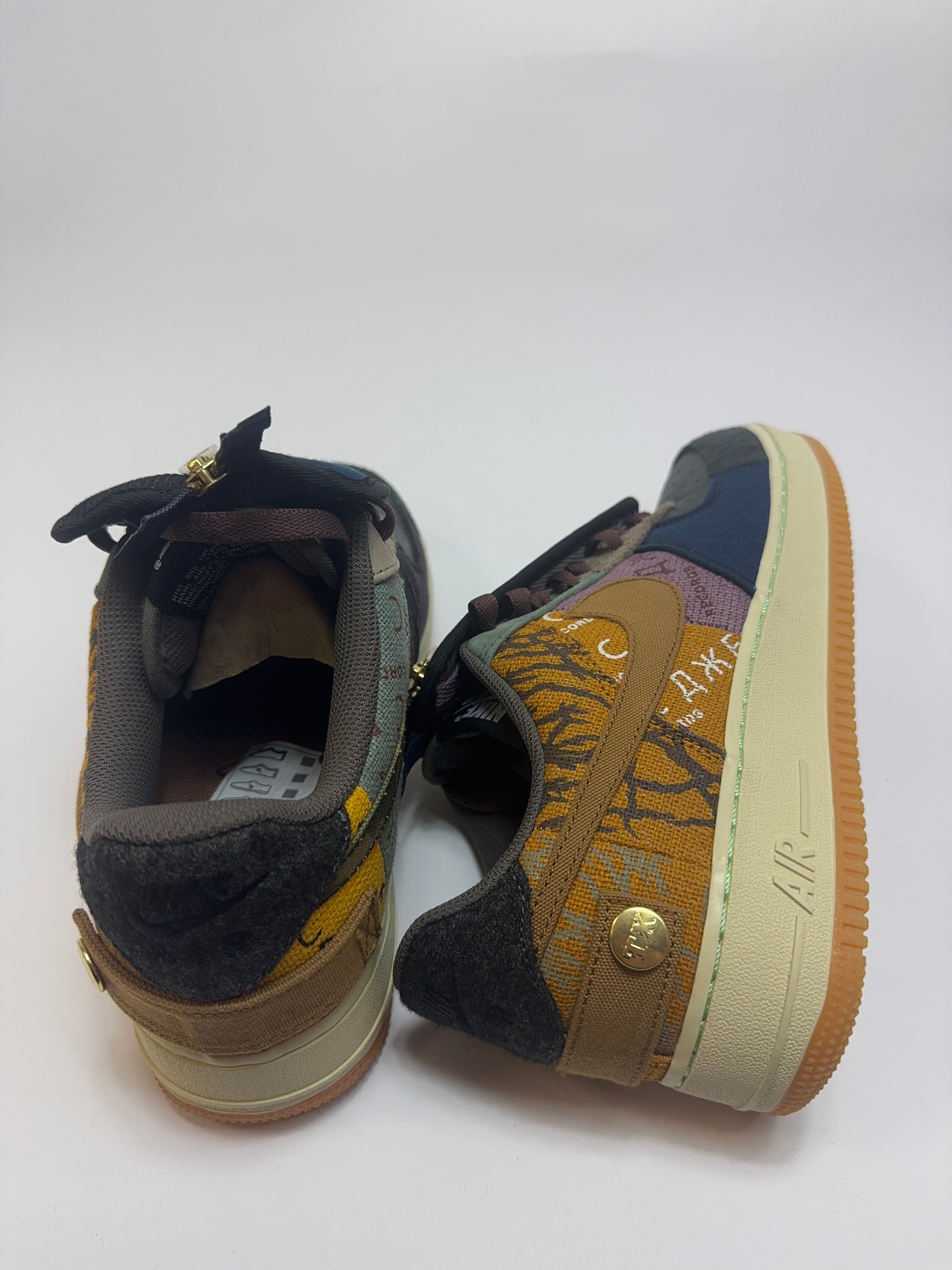 Detailansicht der Rückseite – Ferse mit Branding und robuster Gum-Außensohle