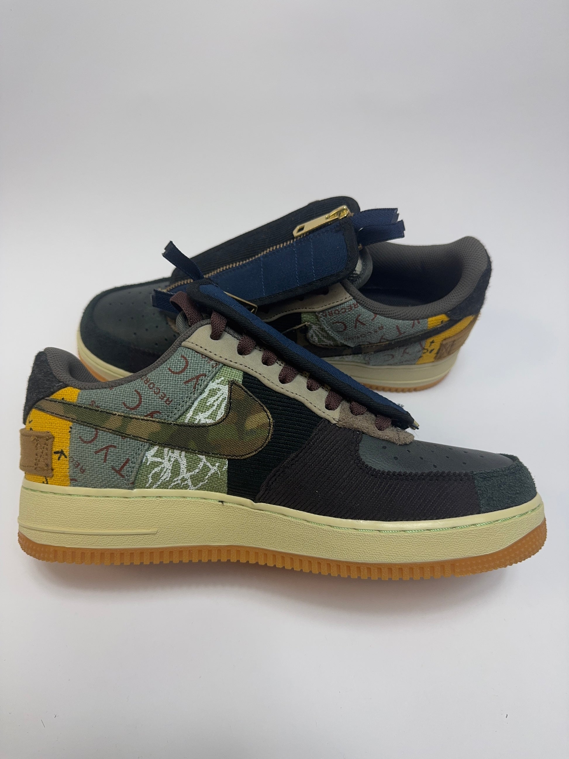 Air Force 1 Low Travis Scott Cactus Jack linke Ansicht mit Multicolor-Overlays und kontrastierendem Swoosh