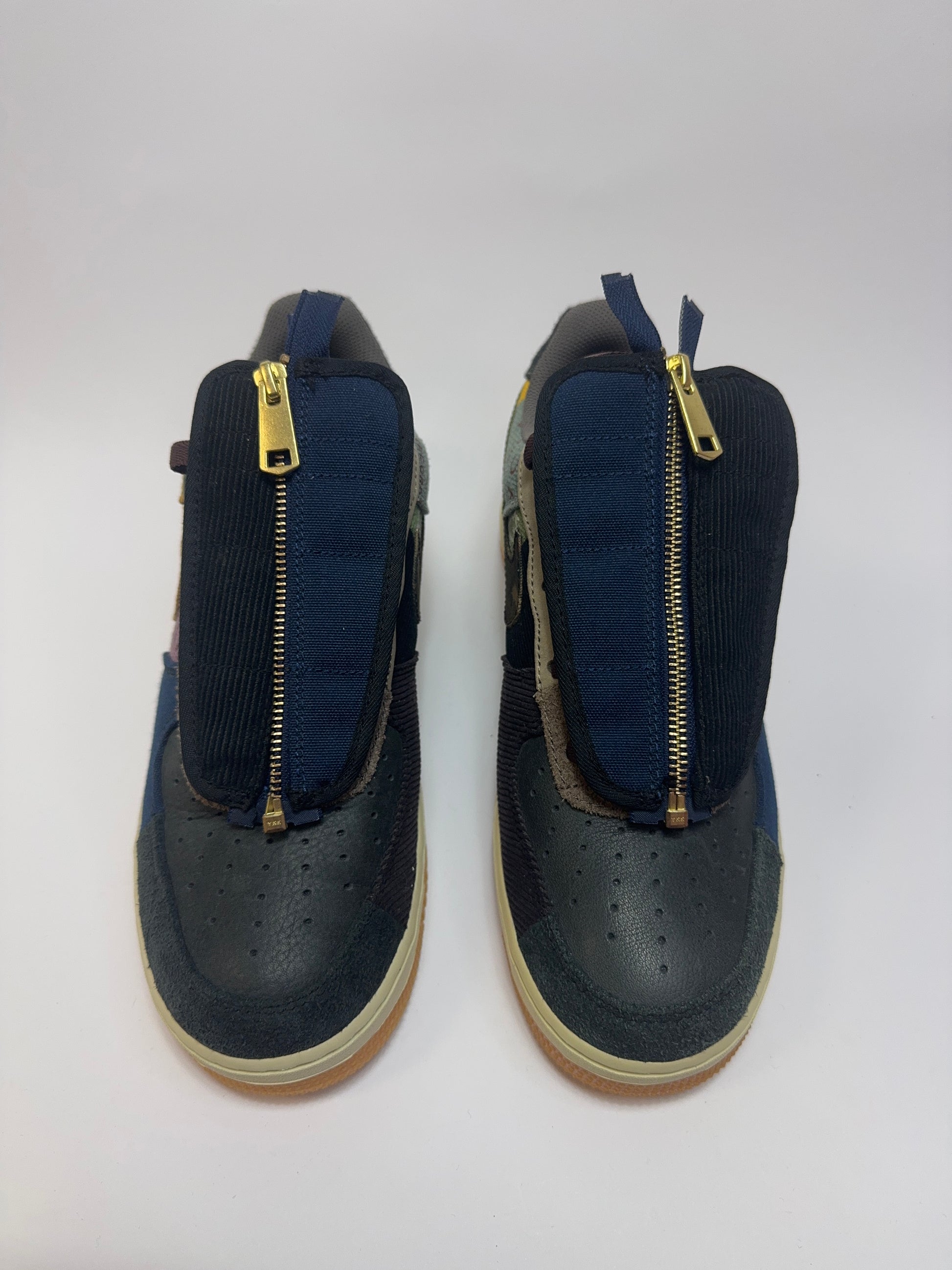 Nahaufnahme der Zunge – abnehmbarer Zip-Shroud in Cordoptik mit Cactus Jack Details