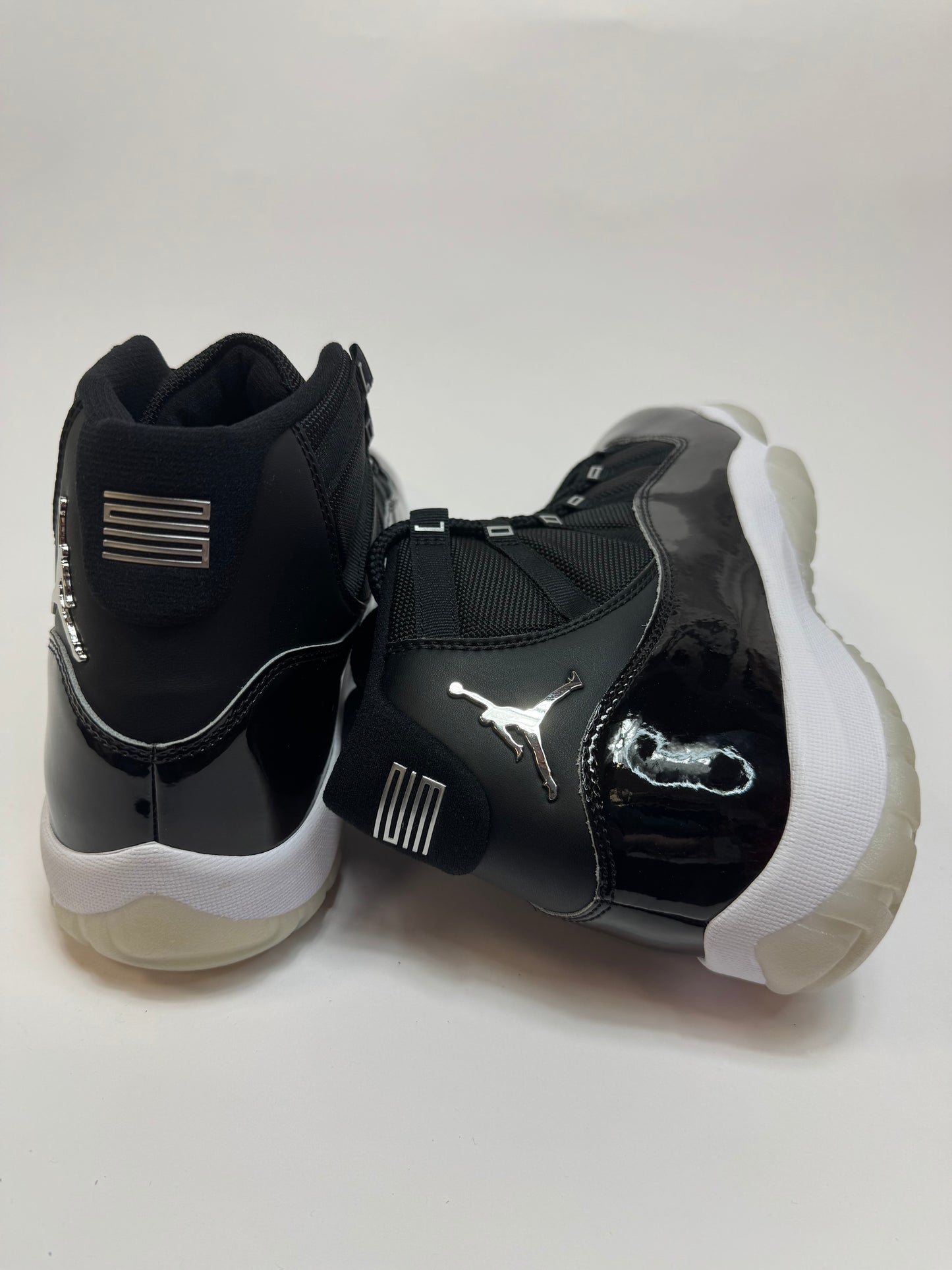 Detailansicht der Rückseite – klare Outsole, weißer Midsole-Kontrast und ‚23‘ auf der Ferse