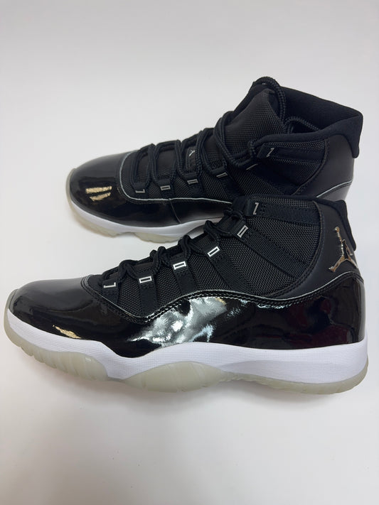 Air Jordan 11_Clear Black Jubilee rechte Außenseite mit schwarzem Patent Leather Upper und klarer transluzenter Outsole