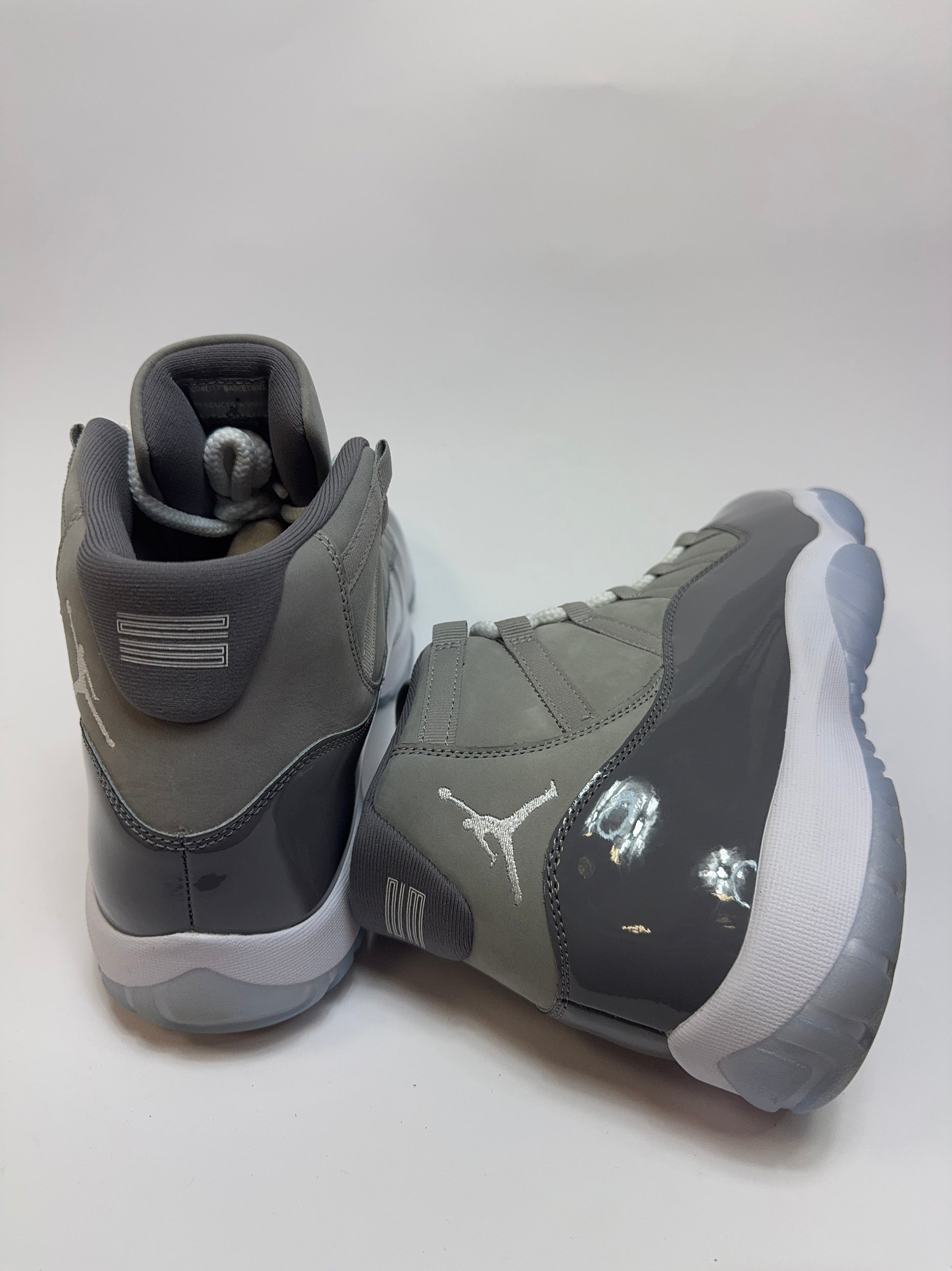 Detailansicht der Rückseite – Ferse mit weißem 23 Print und grauem Jumpman Logo