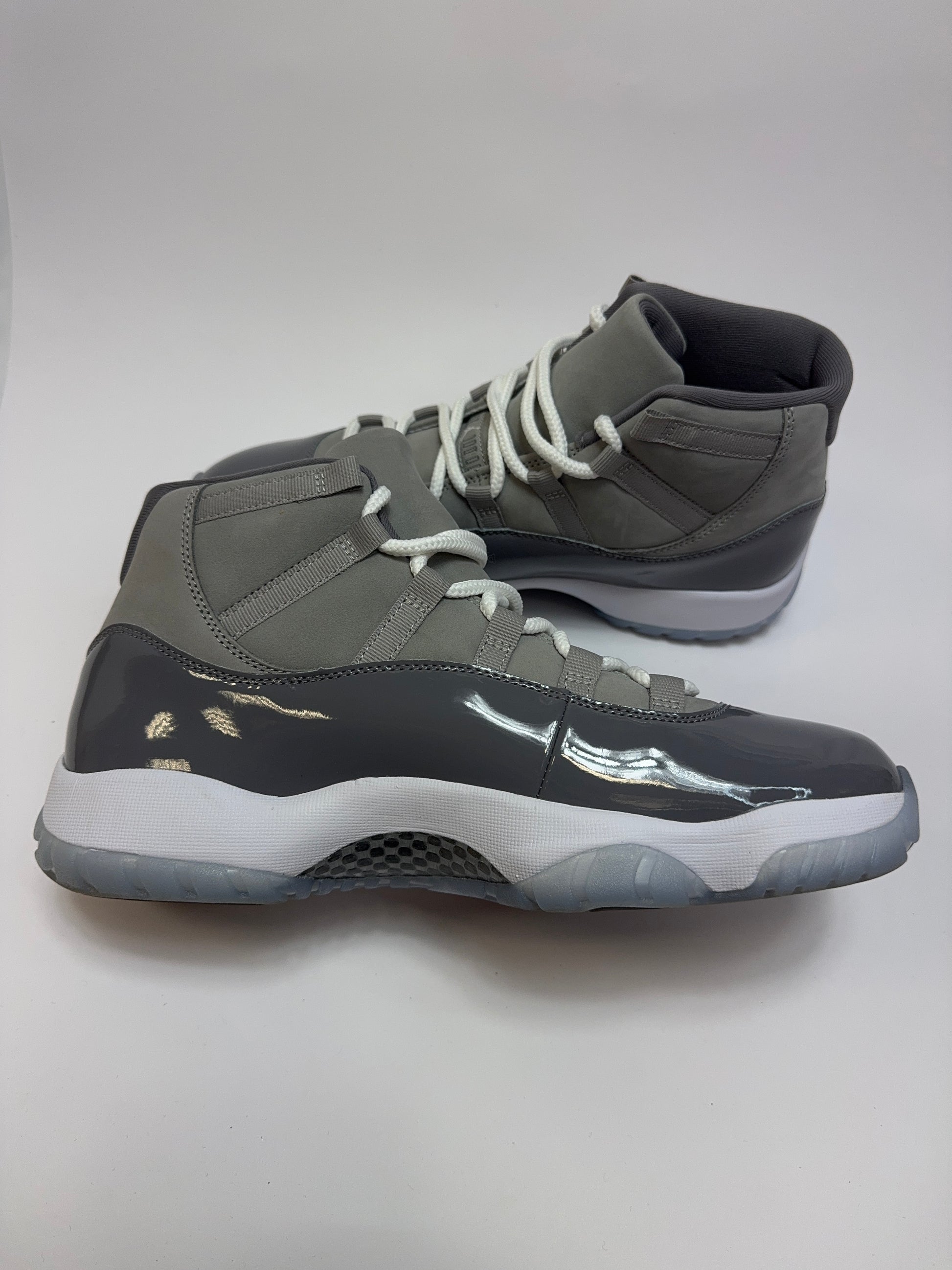 Air Jordan 11 Cool Grey 2021 linke Ansicht mit weißer Midsole und transluzenter Außensohle