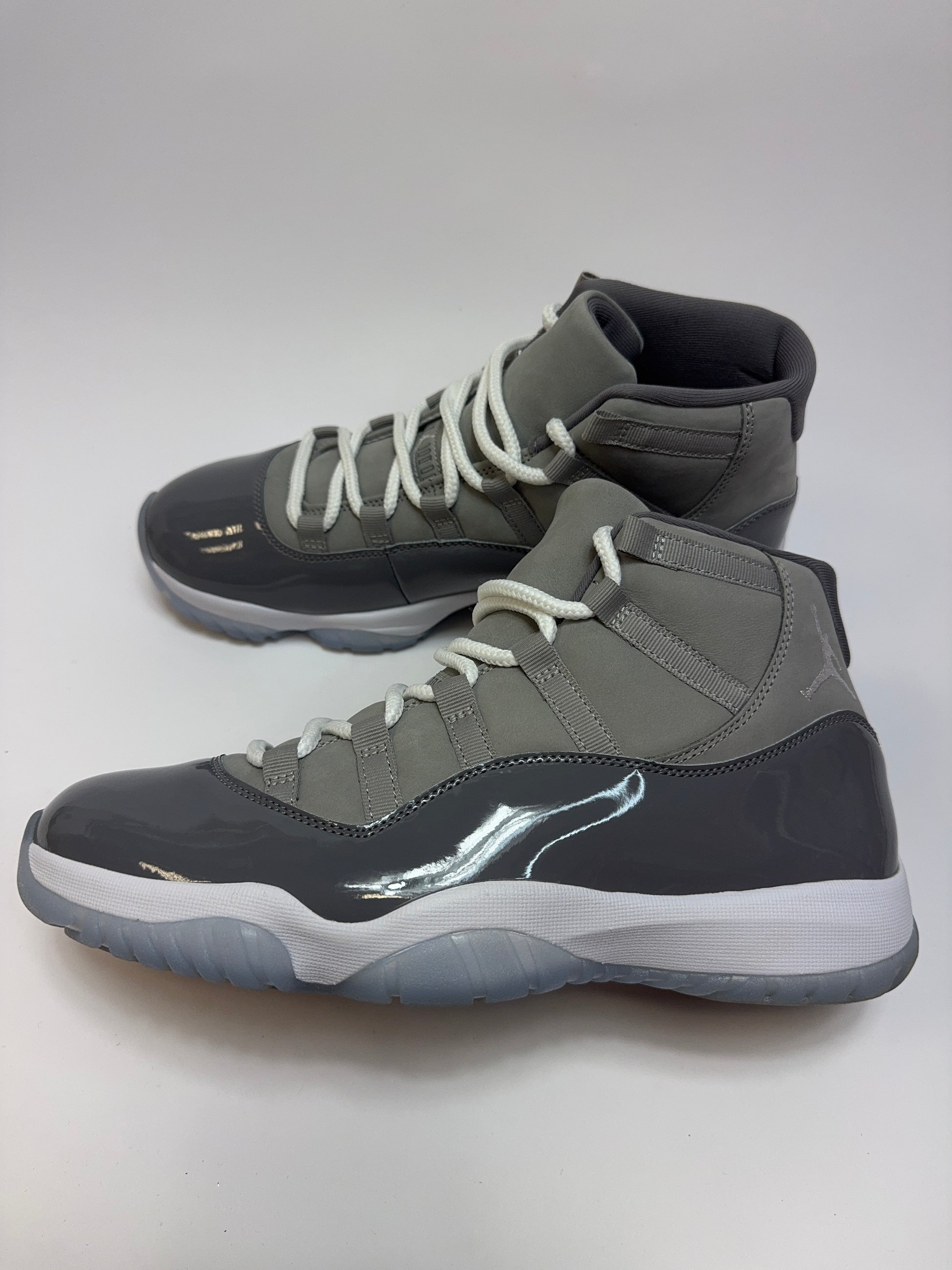 Air Jordan 11 Cool Grey 2021 rechte Außenseite mit grauem Nubuck Upper und patent leather Mudguard