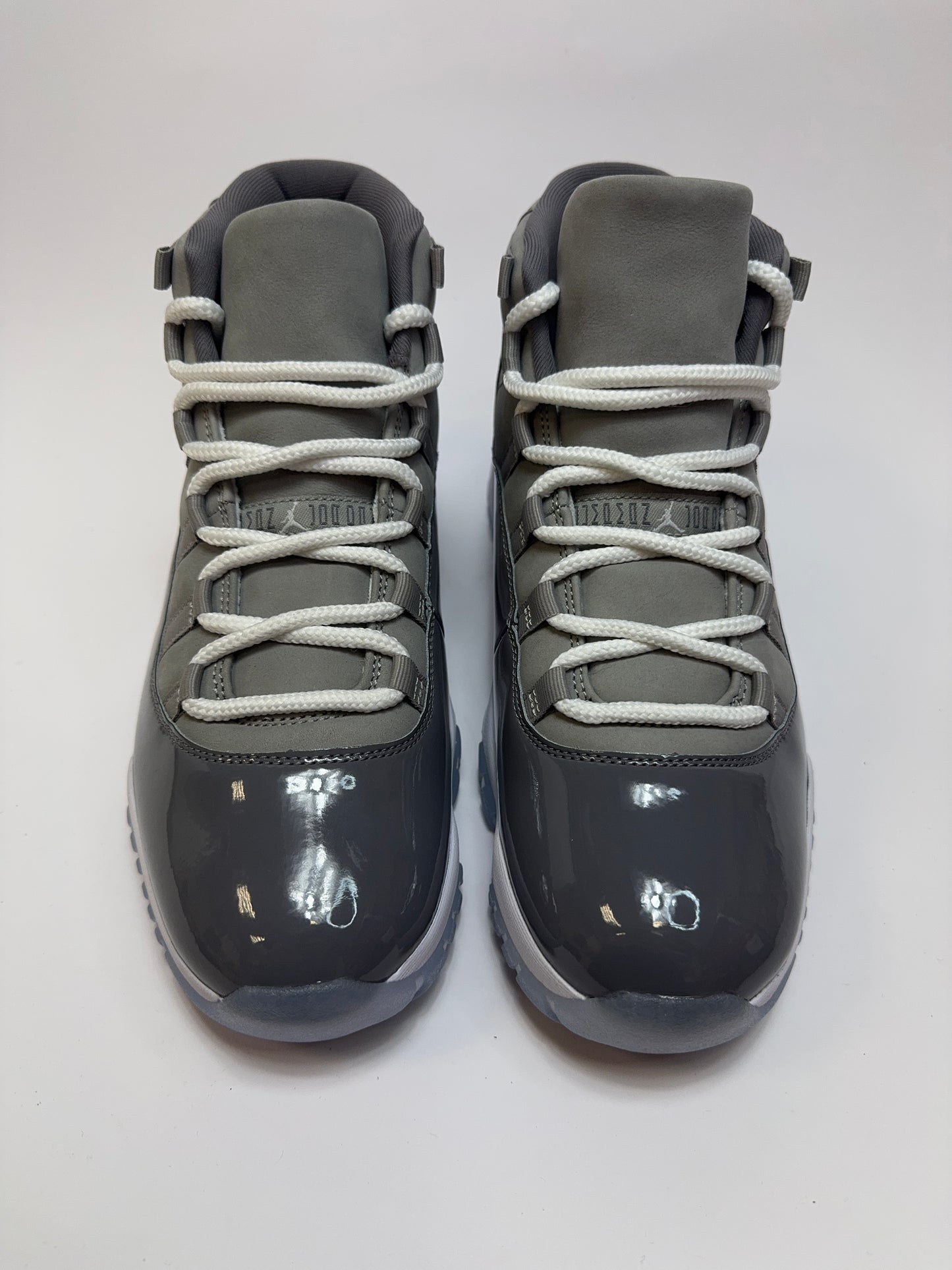 Nahaufnahme der Zunge – gestickter Jumpman und graue Schnürsenkel