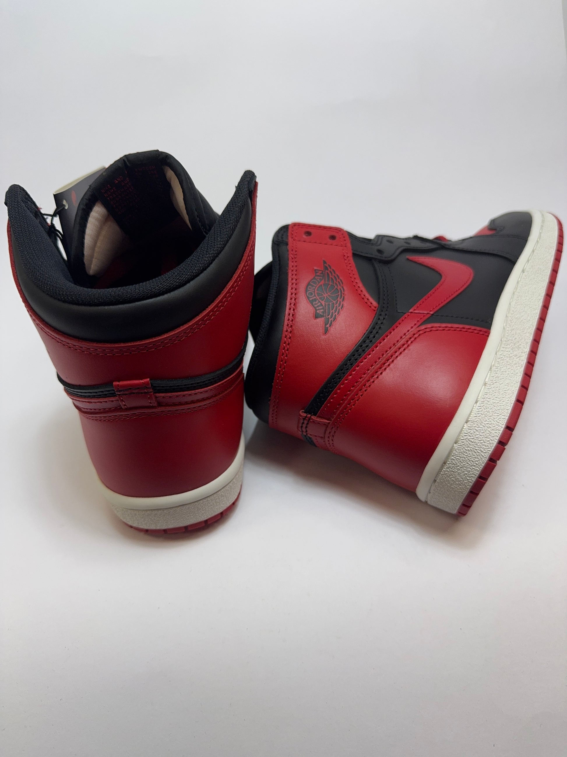 Detailansicht der Rückseite – Wings Logo prominent auf schwarzem Upper