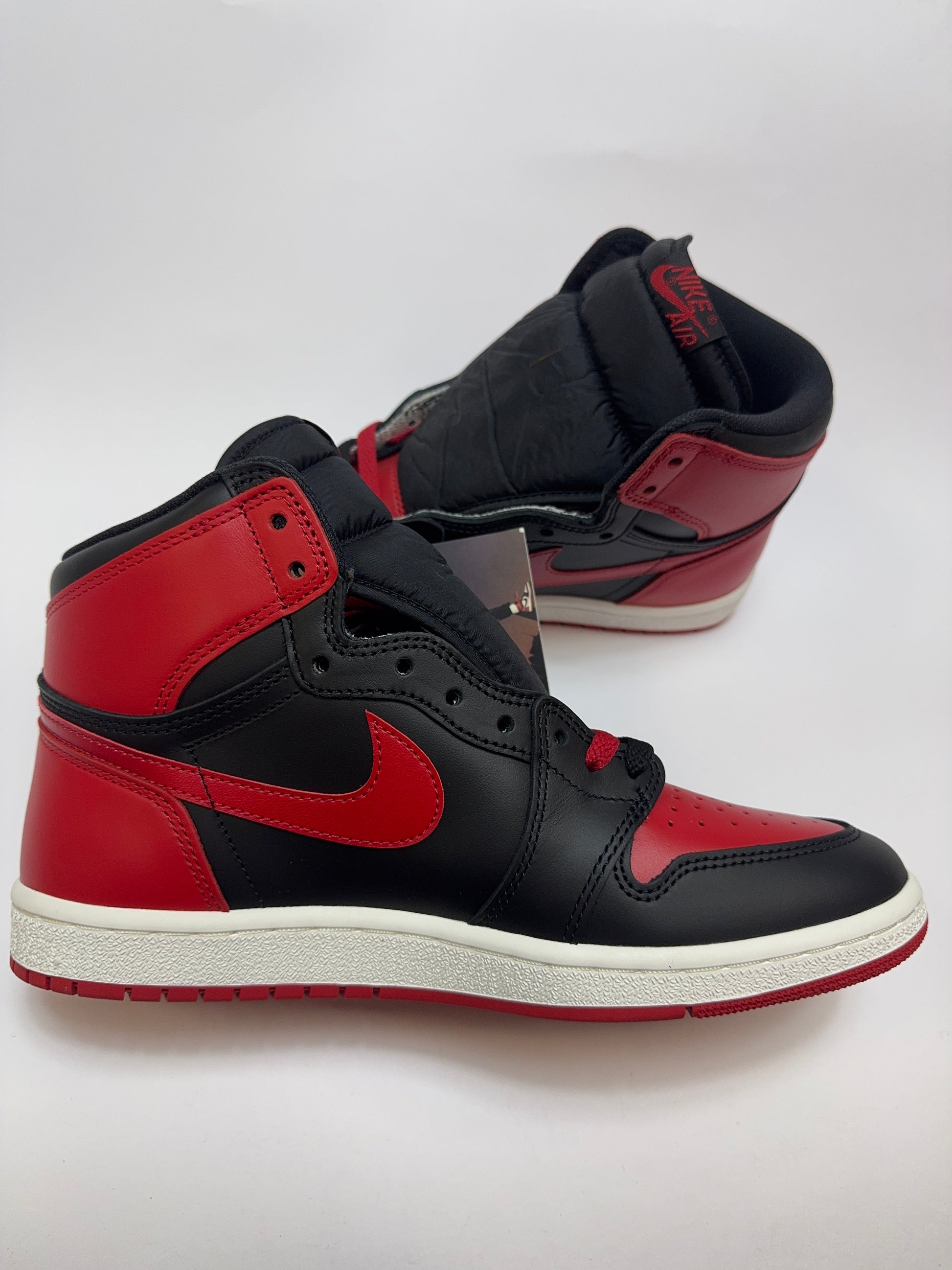 Air Jordan 1 High ’85 Bred linke Ansicht mit starken Kontrasten und kultigem Design