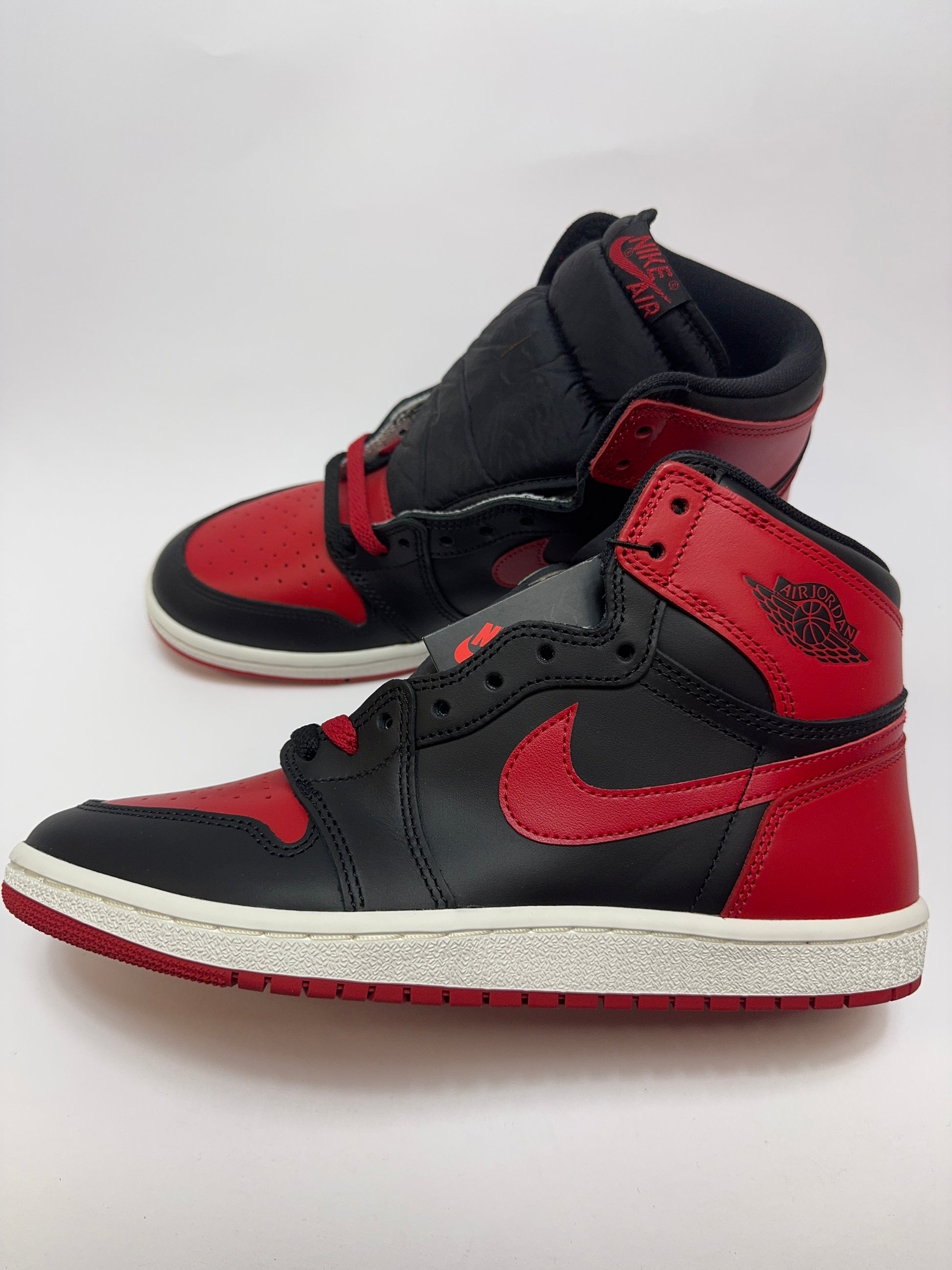 Air Jordan 1 High ’85 Bred rechte Außenseite mit klassischer schwarz-roter Farbgebung