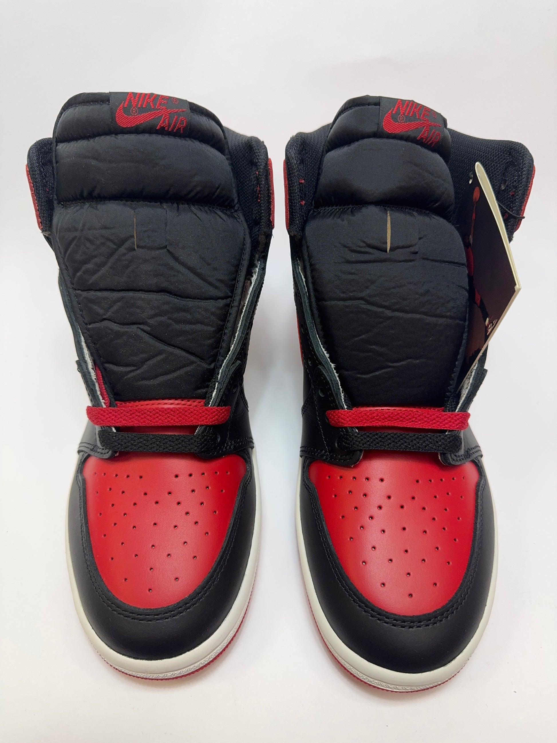 Nahaufnahme der Zunge – Nike-Label mit Vintage-Textur