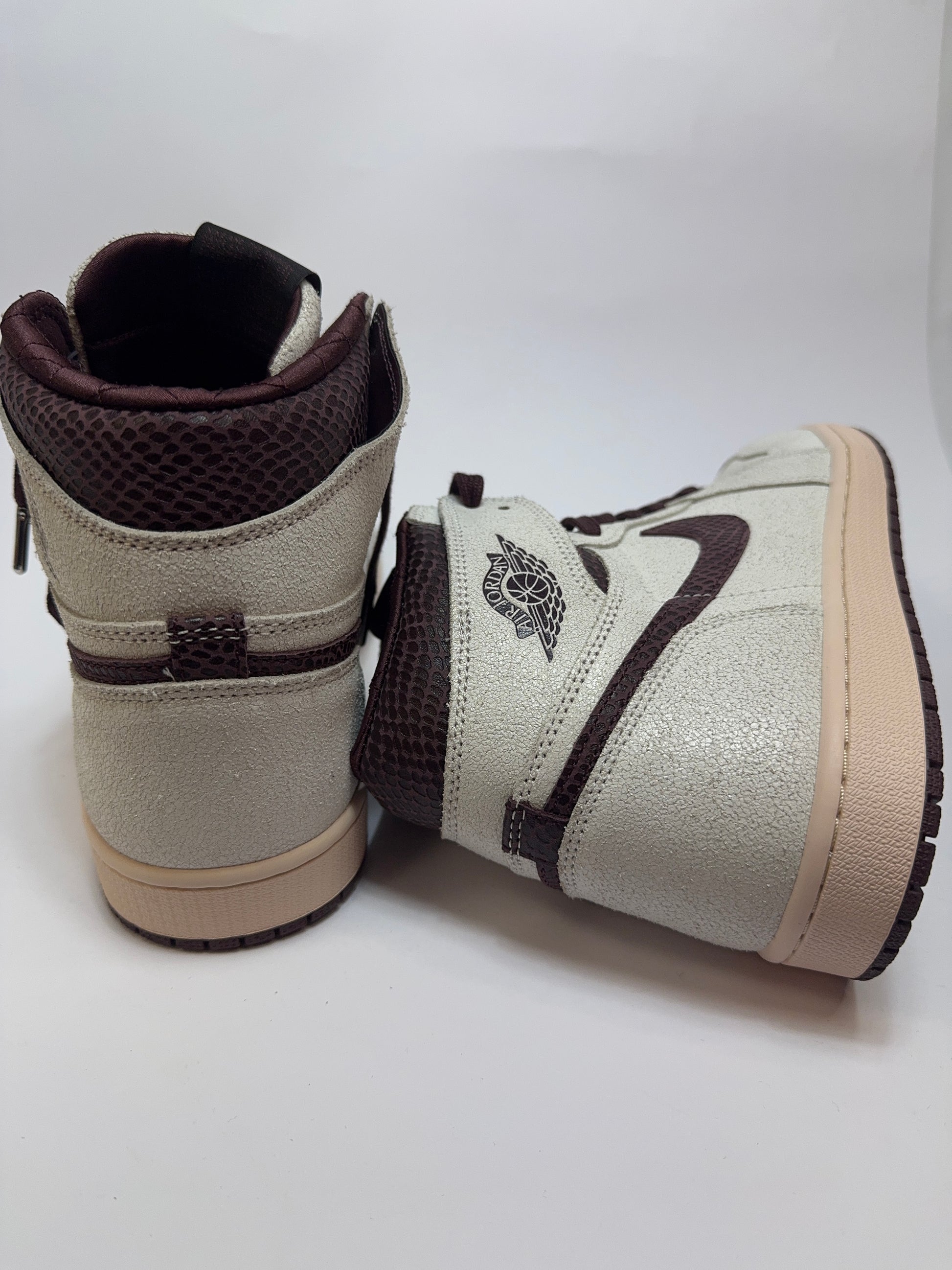 Detailansicht der Rückseite – Fersenlogo in dezentem Ton mit glatten Lederflächen