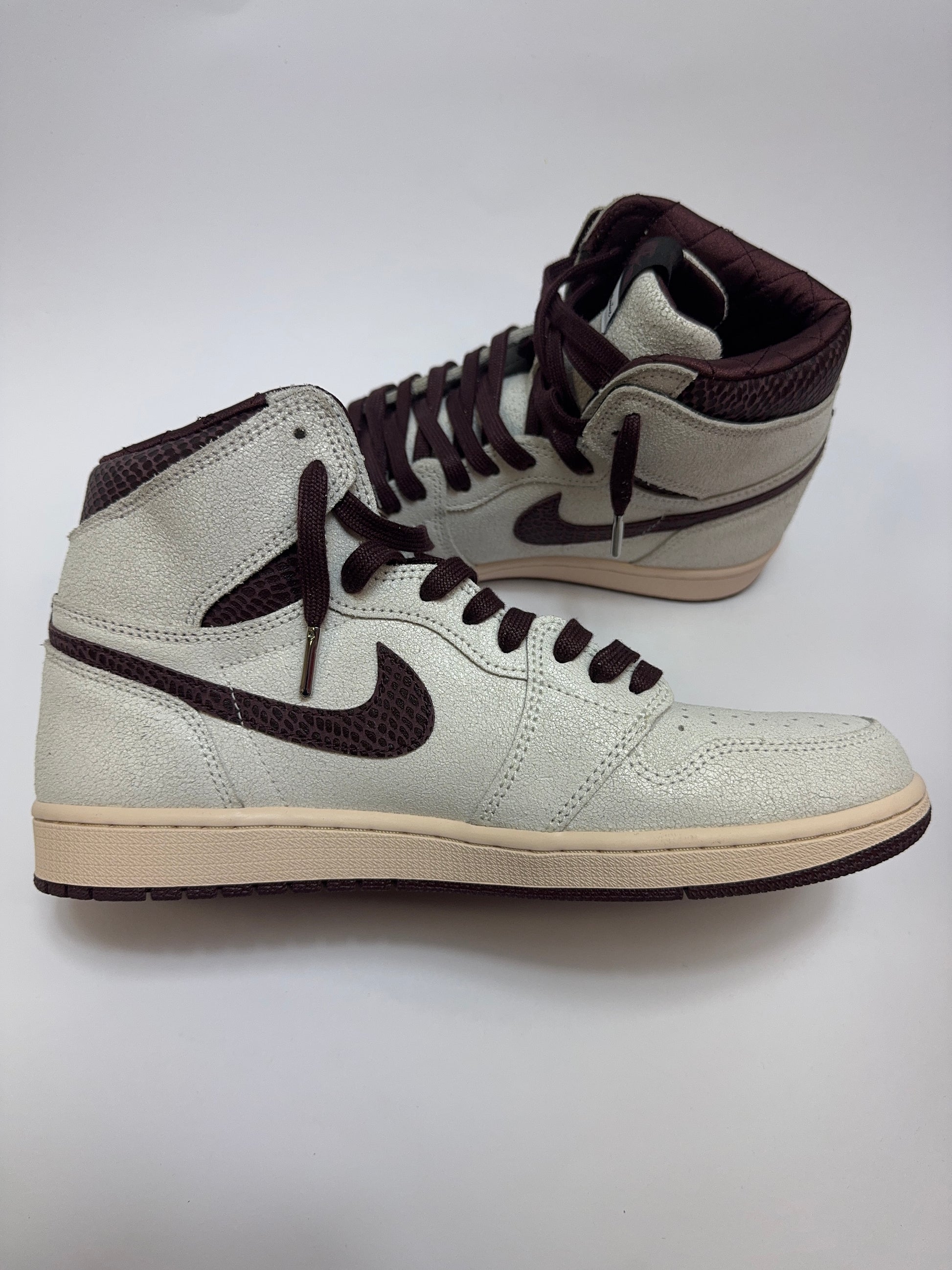 Air Jordan 1 High A Ma Manière linke Ansicht mit Tan Trim und feinem Stitching Detail