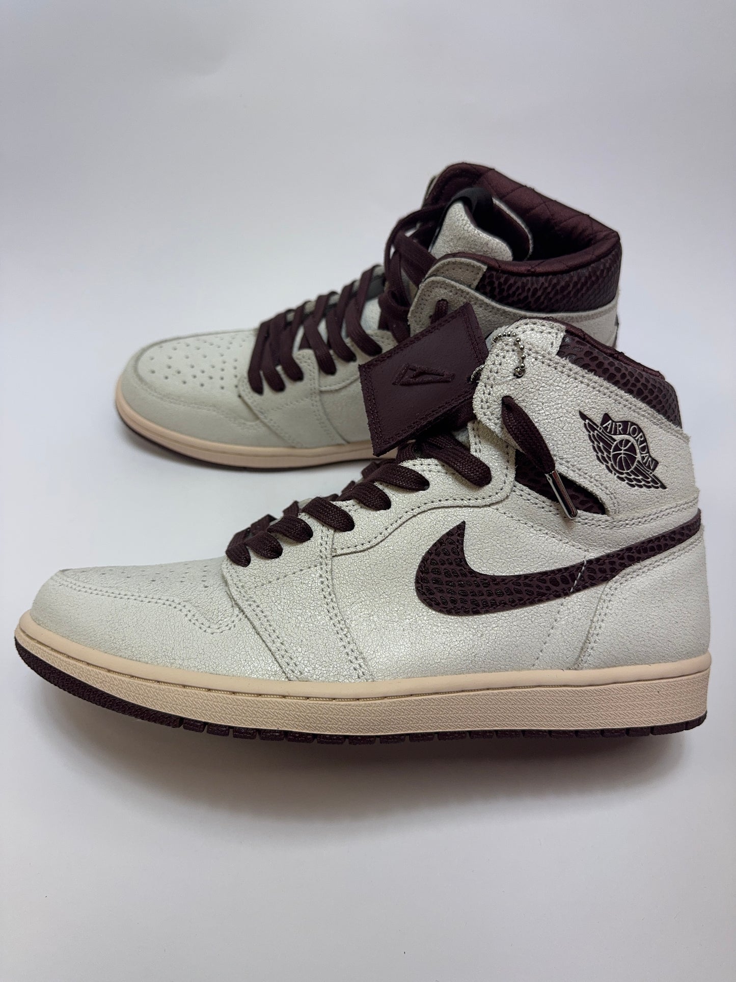 Air Jordan 1 High A Ma Manière rechte Außenseite mit Sail Leder und geschichtetem Overlay