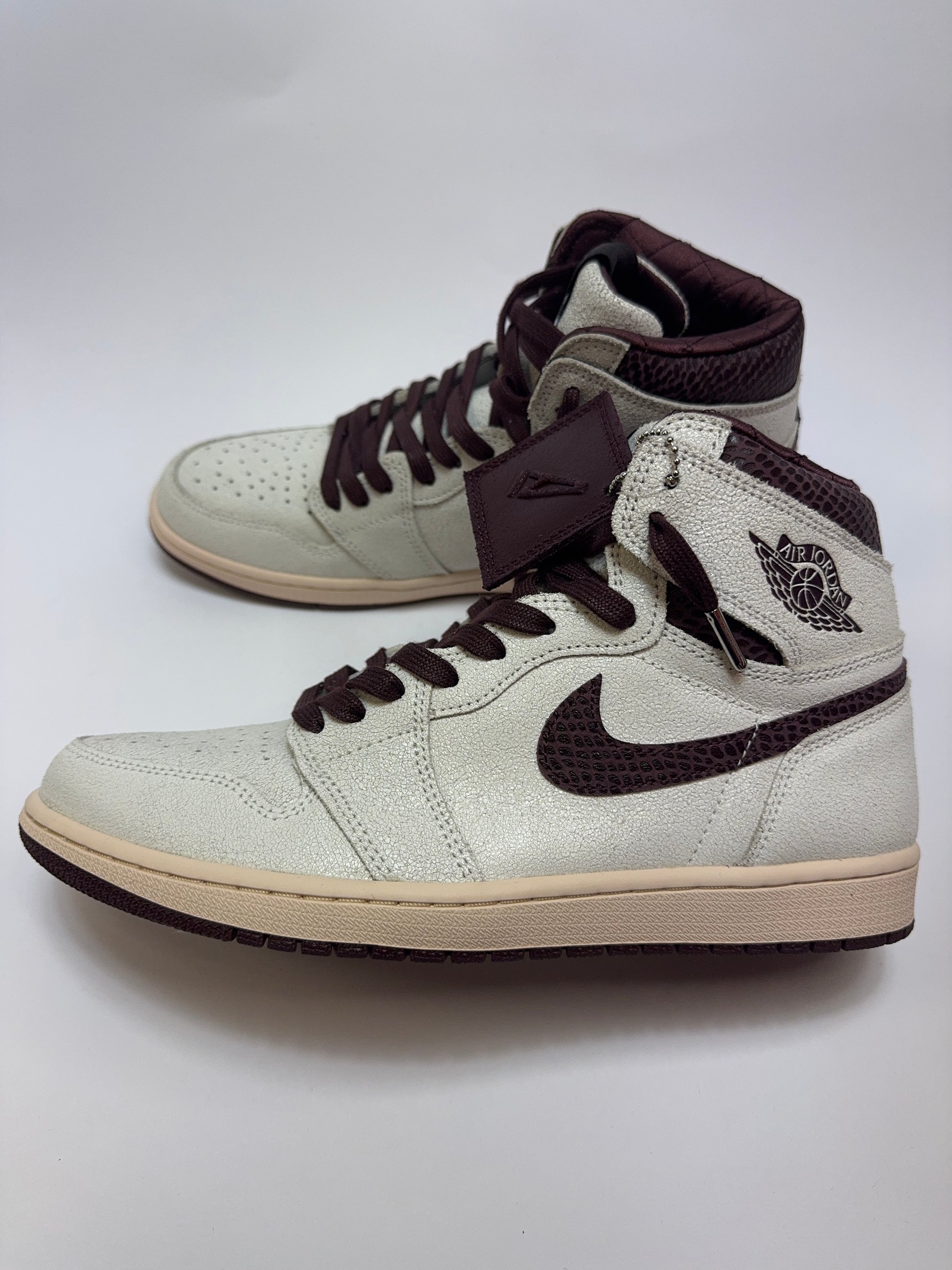 Air Jordan 1 High A Ma Manière rechte Außenseite mit Sail Leder und geschichtetem Overlay