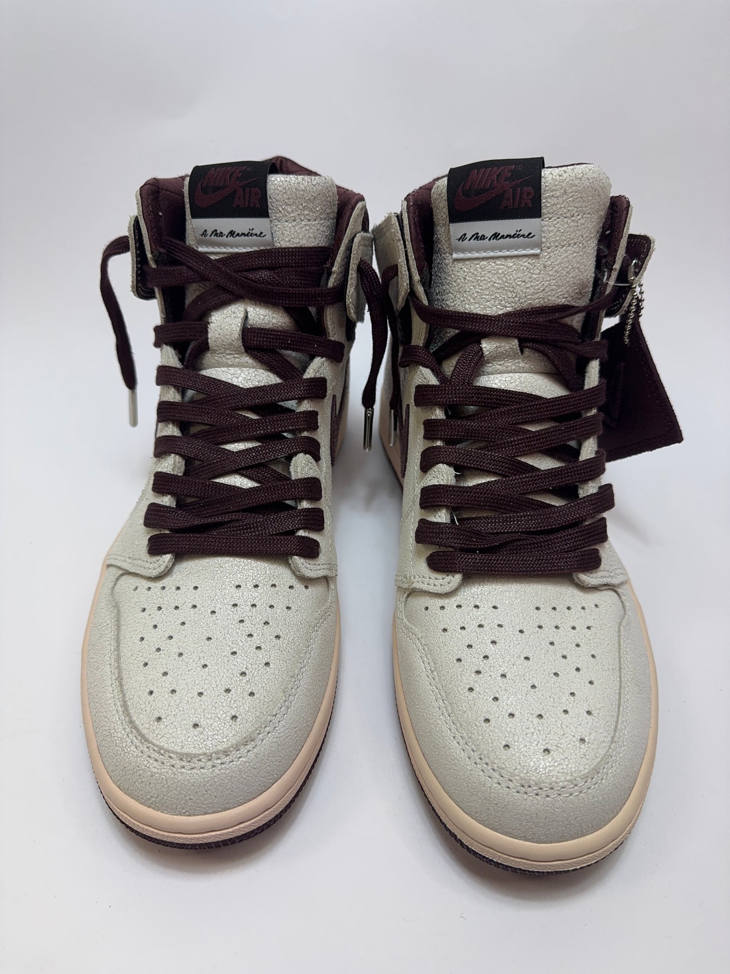 Nahaufnahme der Zunge – A Ma Manière Label mit eleganter Typografie