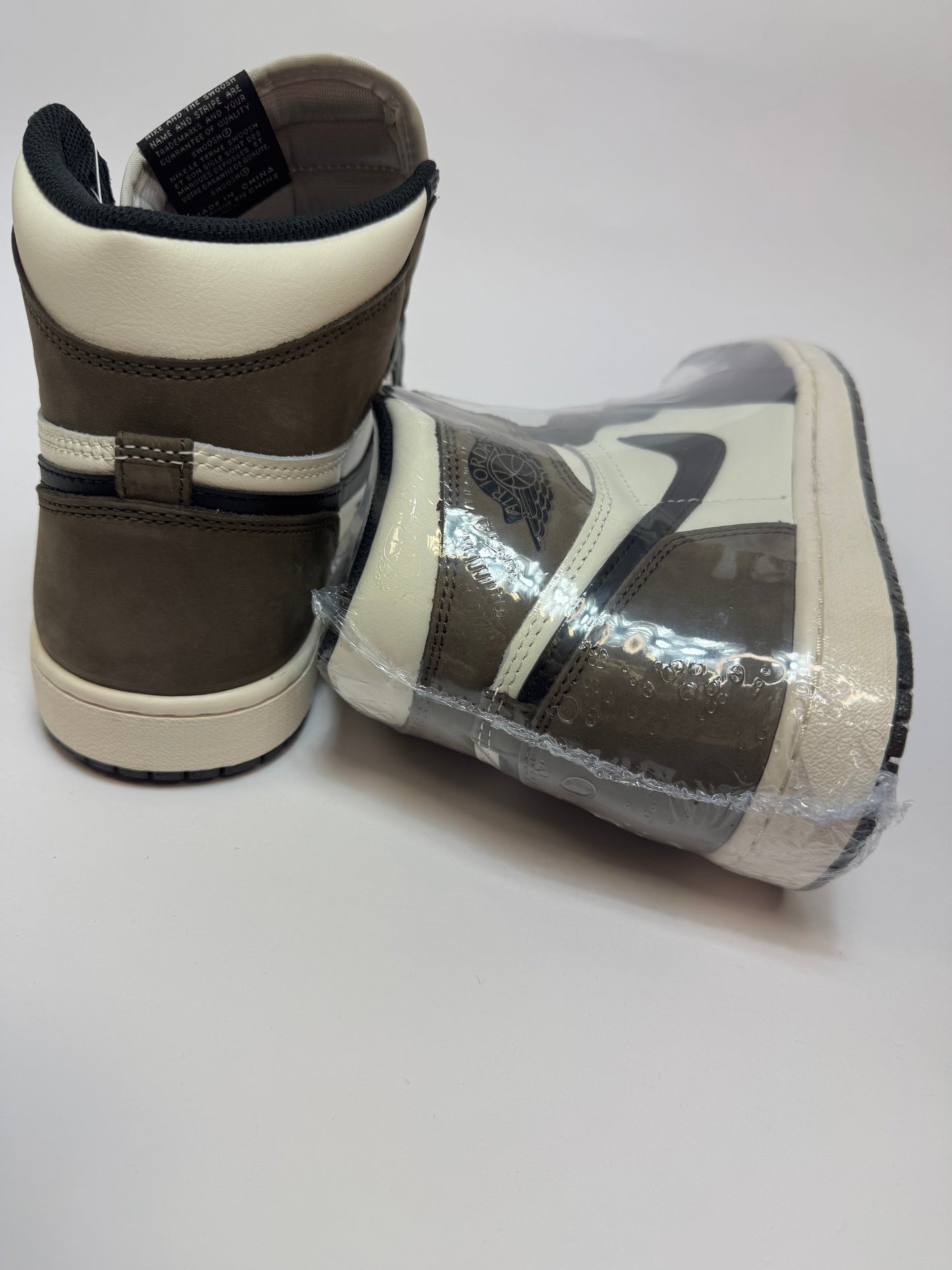 Detailansicht der Rückseite – Fersenpartie mit Mocha Suede und Wings Logo