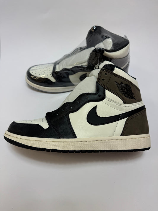 Air Jordan 1 High Dark Mocha rechte Außenseite mit Sail Basis und Mocha Suede Overlays