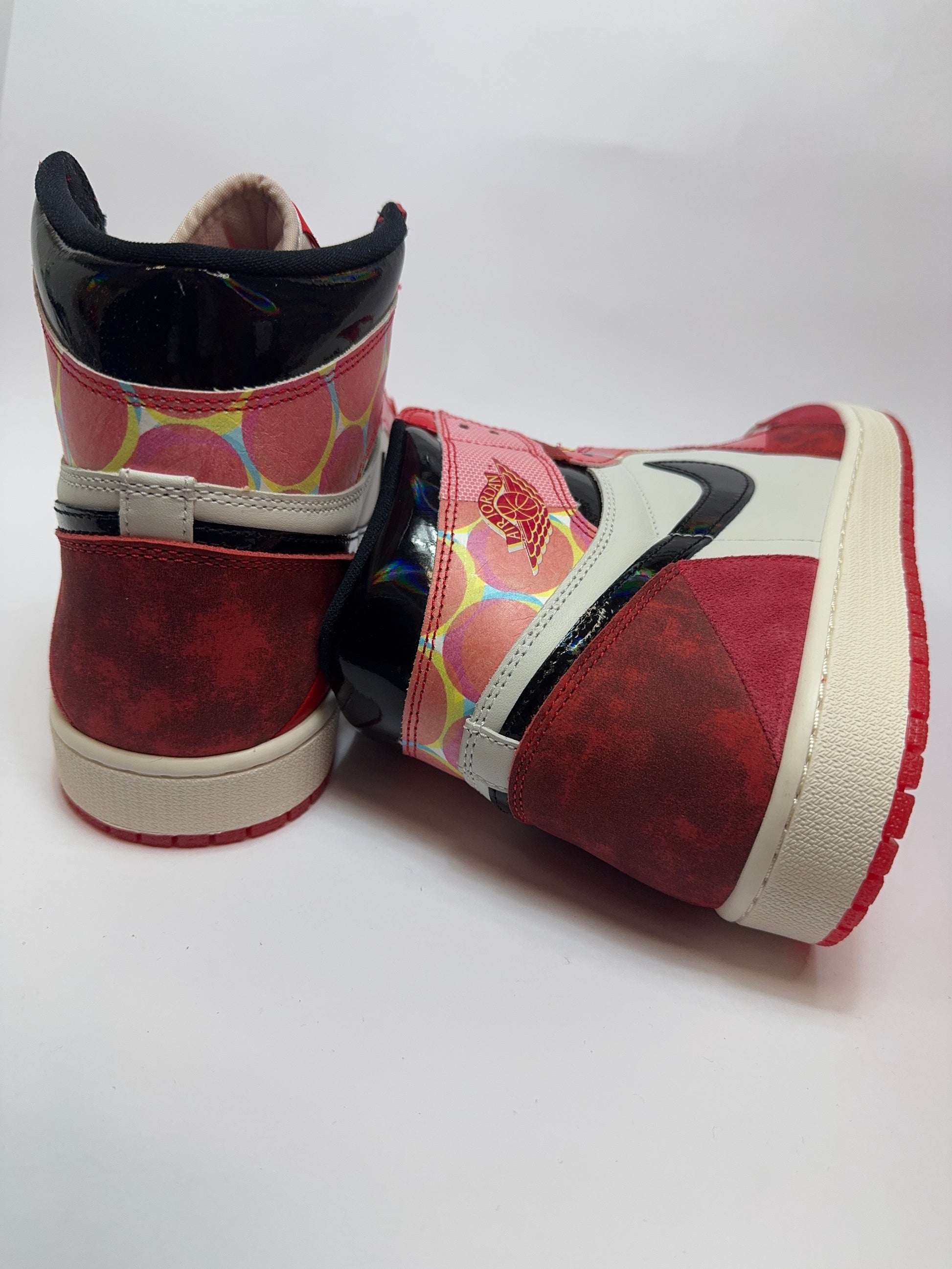 Detailansicht der Rückseite – Heeltab Logo mit Spider Symbol und klarer Silhouette