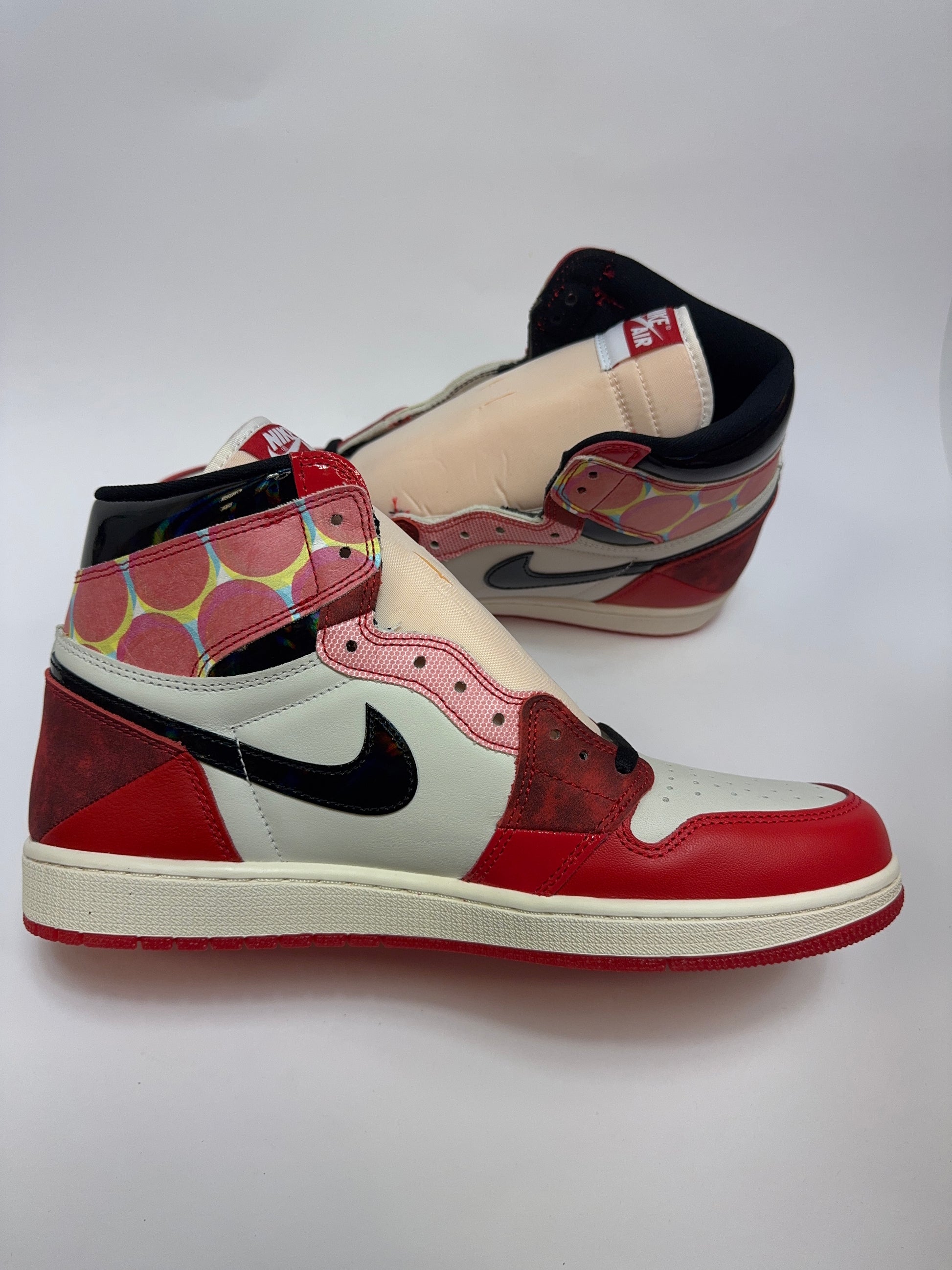 Air Jordan 1 High Spiderman linke Ansicht mit schwarzen Overlays und kontrastierendem Swoosh