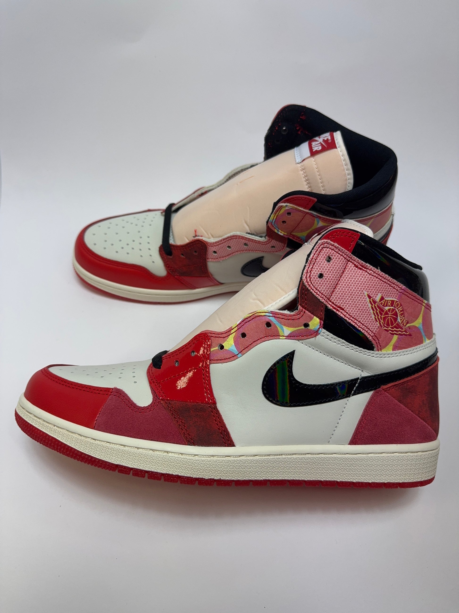 Air Jordan 1 High Spiderman rechte Außenseite mit rot/blauen Webbing Details