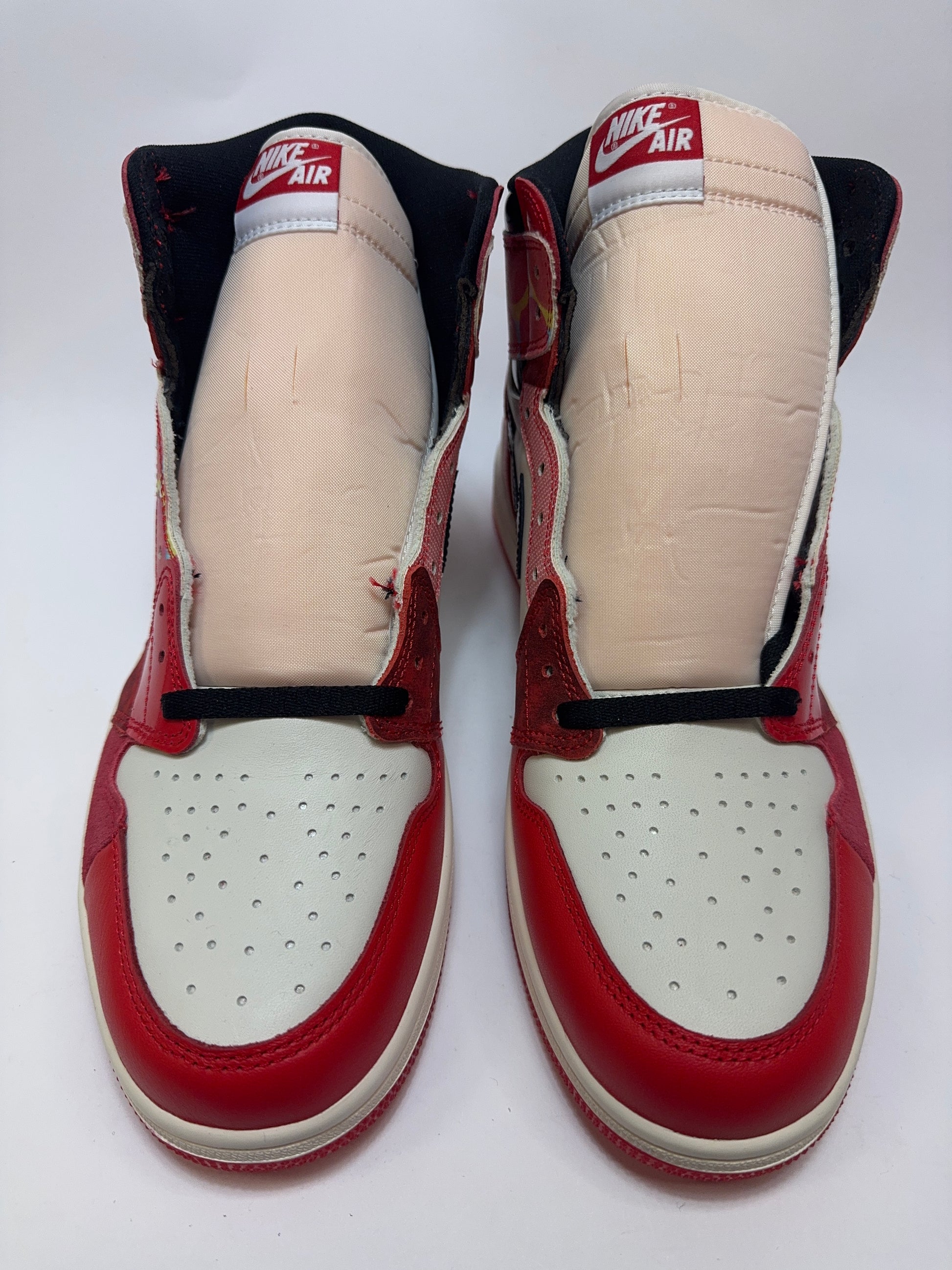 Nahaufnahme der Zunge – Tag mit Spider-Logo und texturiertem Material