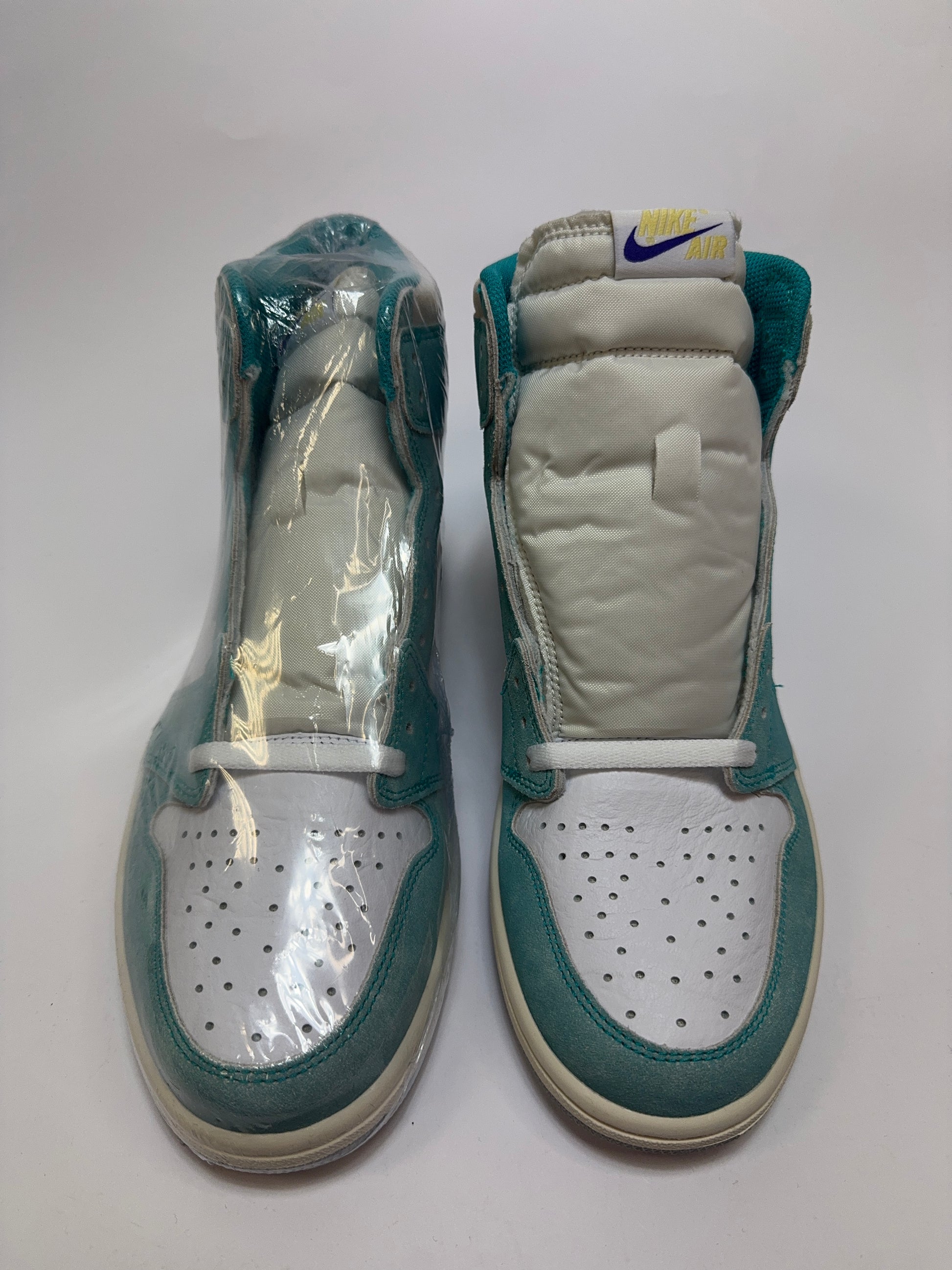 Nahaufnahme der Zunge – Jumpman Tag mit gesticktem Logo