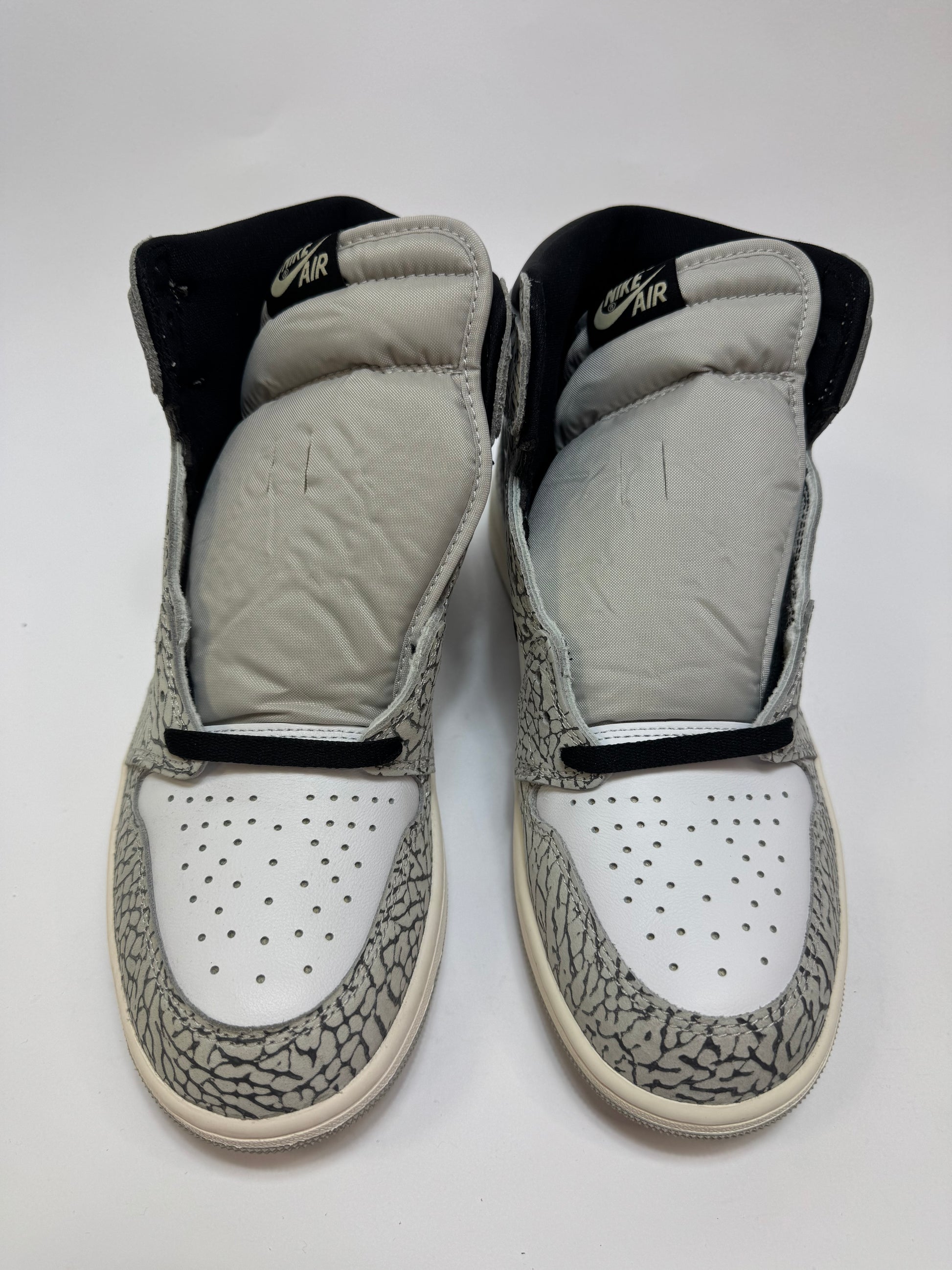 Nahaufnahme der Zunge – Nike Air Label auf strukturierter Oberfläche