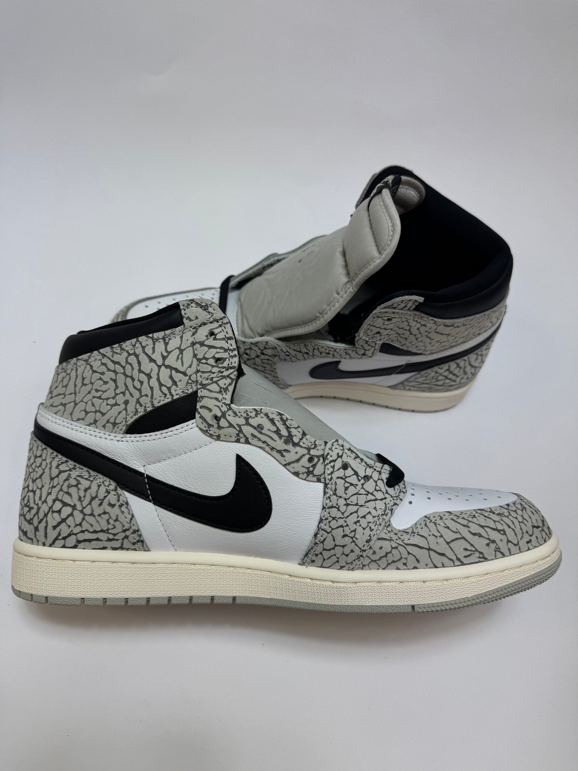 Nahaufnahme der Zunge – Nike Air Label auf strukturierter Oberfläche