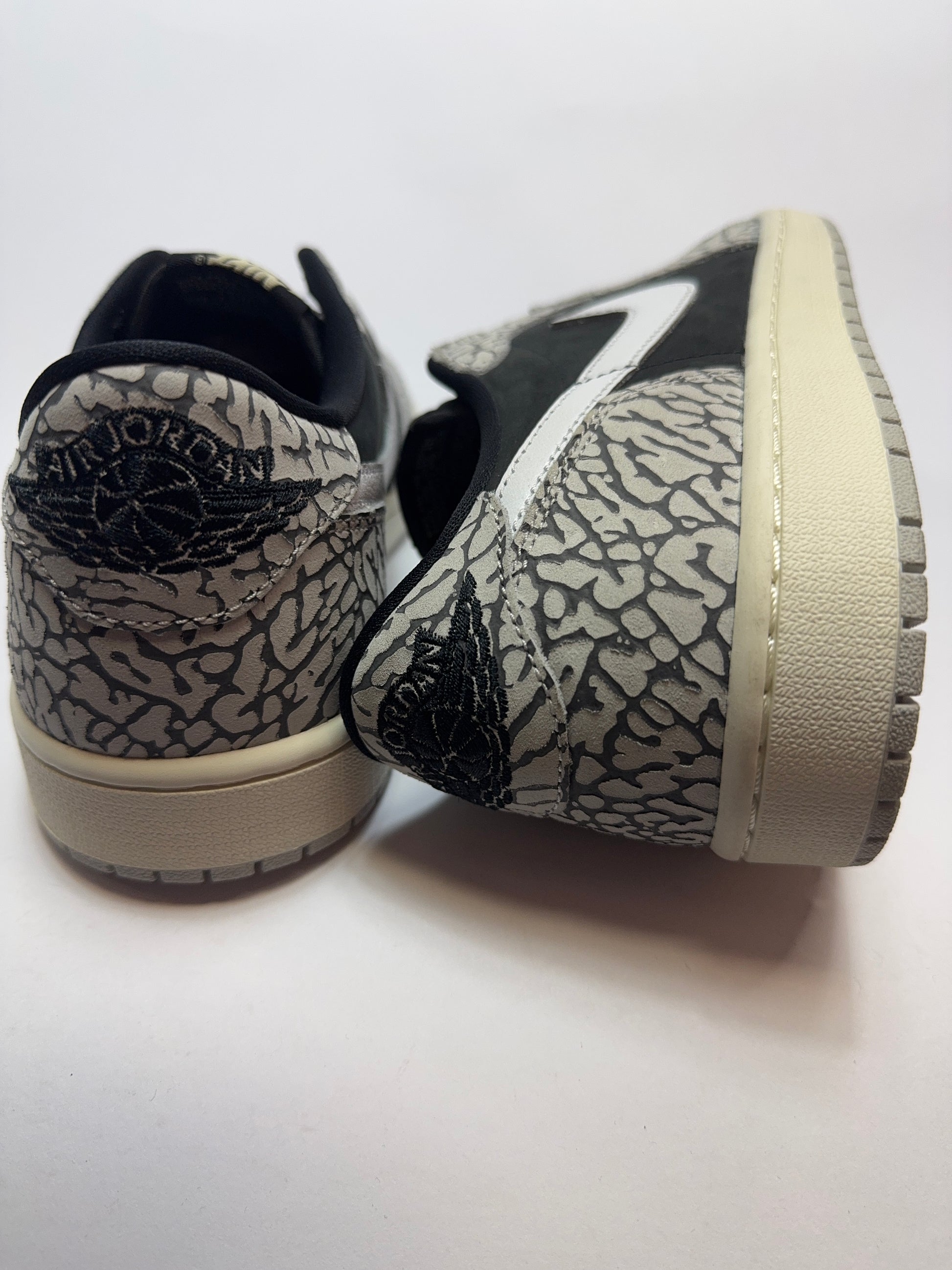 Detailansicht der Rückseite – Fersenbereich mit Nike Air Logo auf glatten Lederflächen