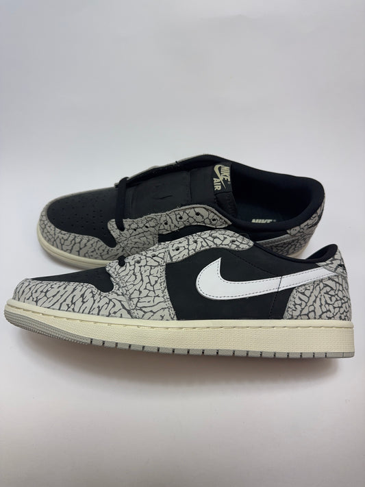 Air Jordan 1 Low Black Cement rechte Außenseite mit schwarzem Leder-Upper und Elephant-Print Overlays
