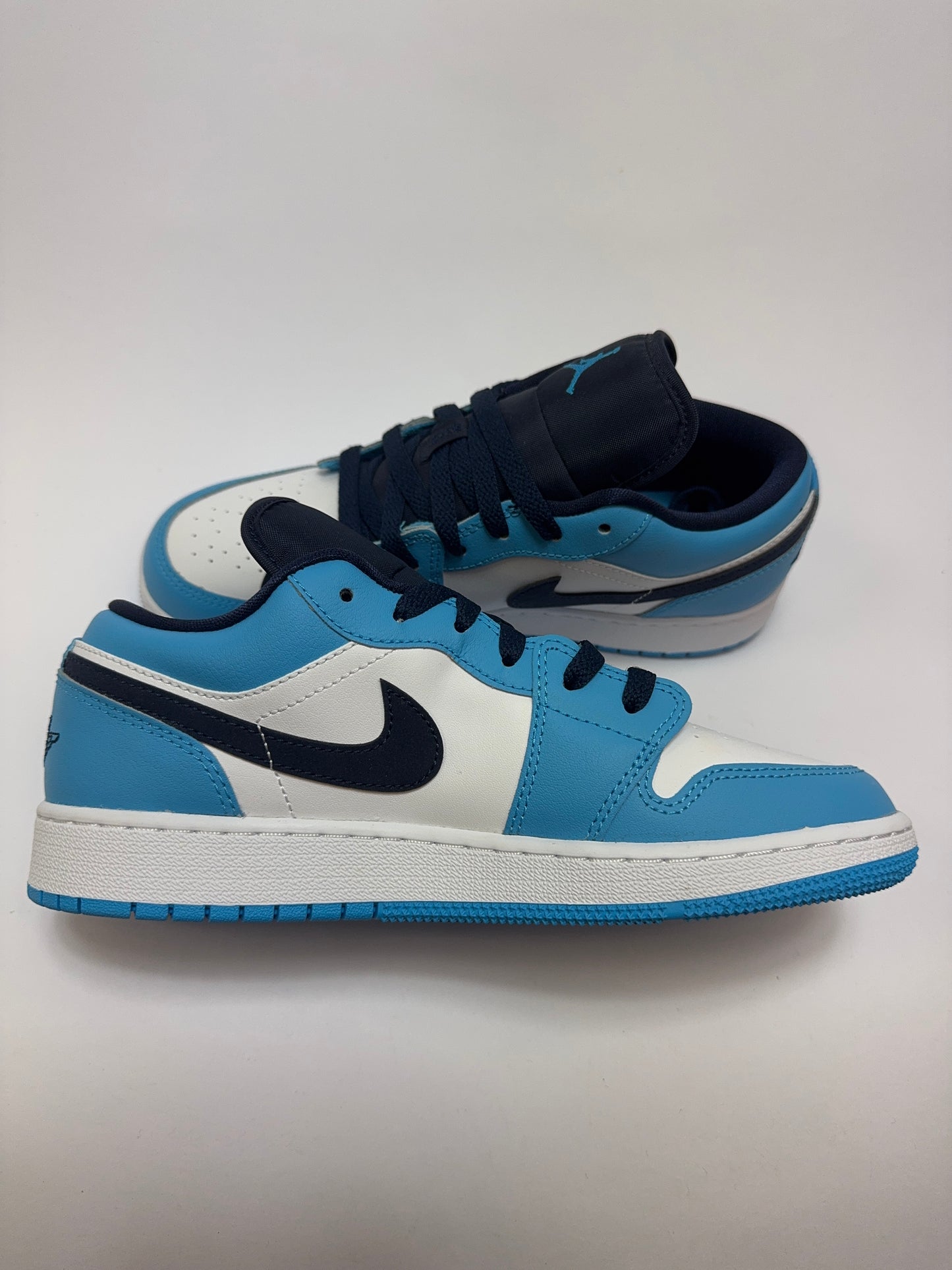 Air Jordan 1 Low UNC 2021 GS linke Ansicht mit weißem Leder Base und kontrastierenden Farben