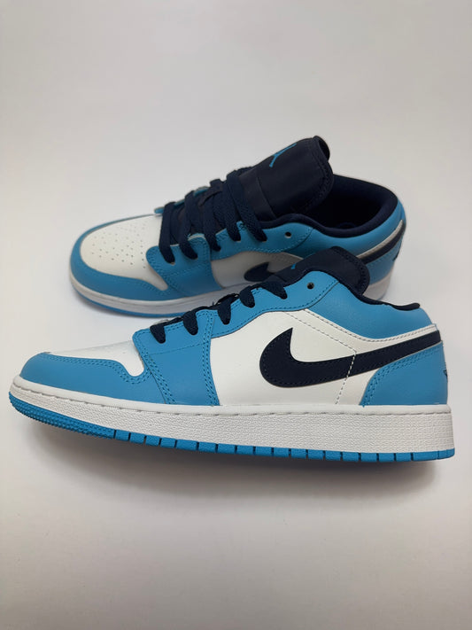 Air Jordan 1 Low UNC 2021 GS rechte Außenseite mit University Blue Nubuck Overlays