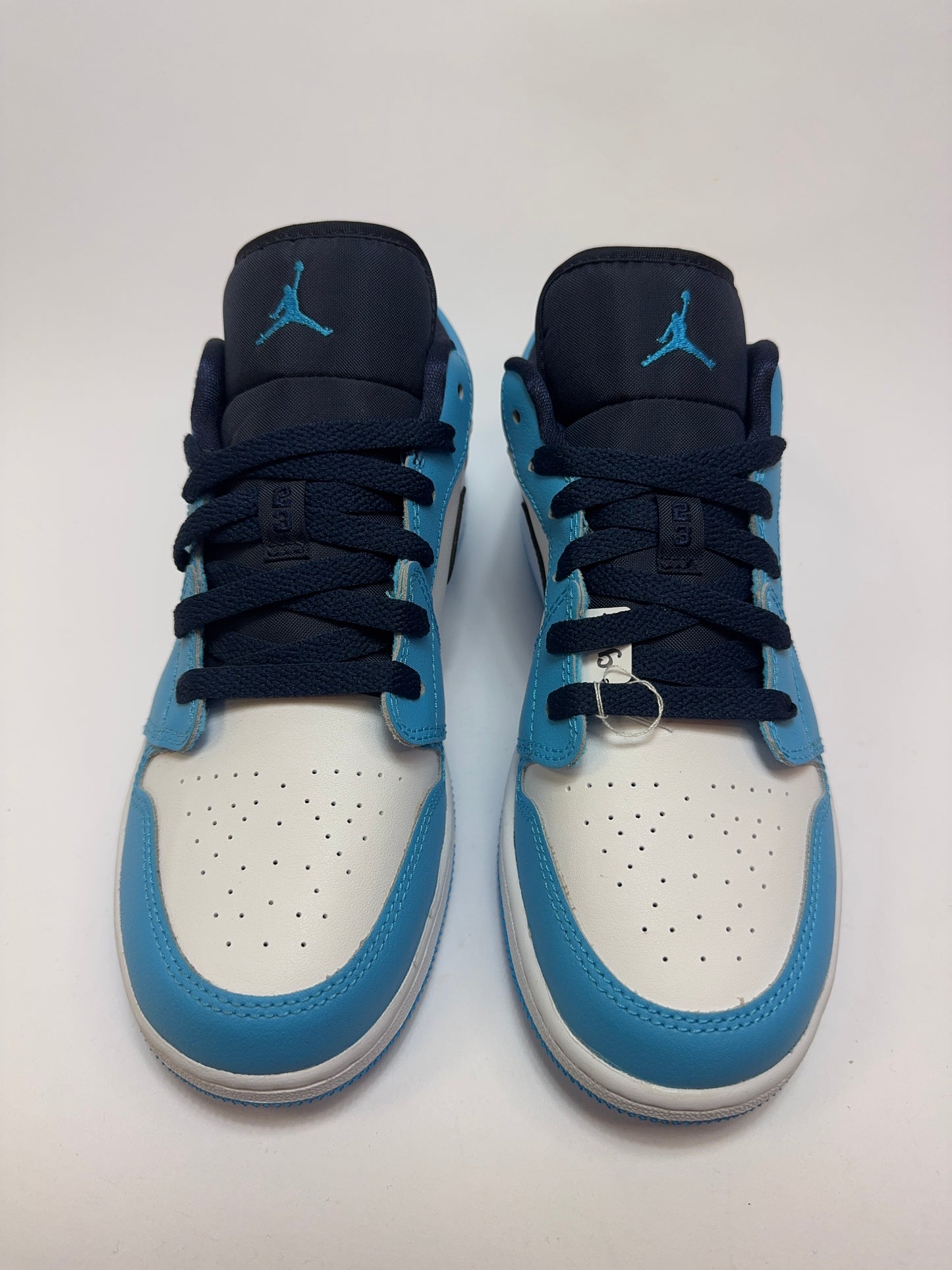 Nahaufnahme der Zunge – Jumpman Tag mit dezenter Stickerei