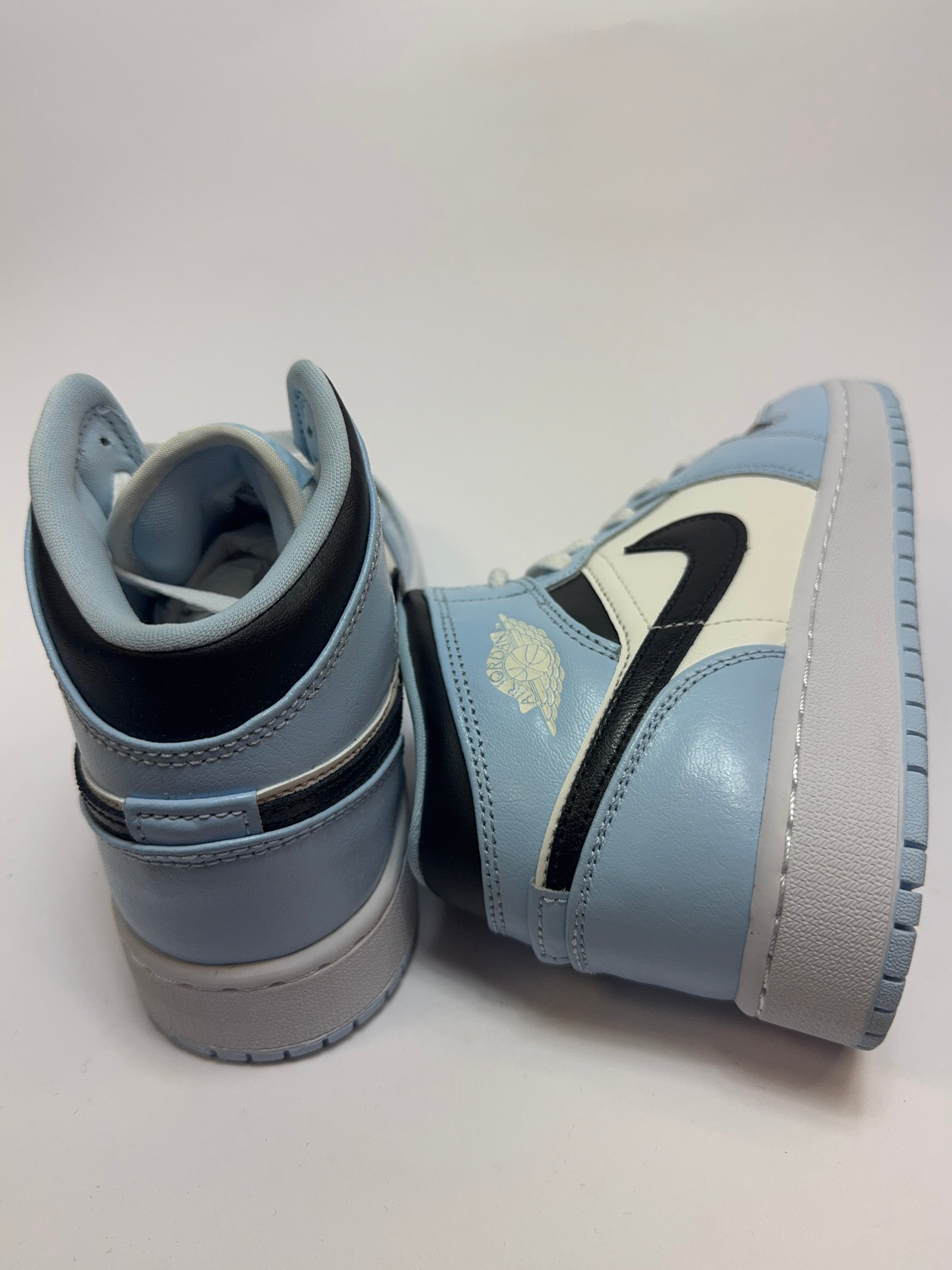 Detailansicht der Rückseite – Fersenlogo mit klarer Linienführung