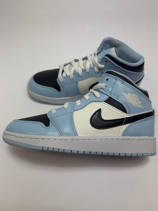 Air Jordan 1 Mid Ice Blue rechte Außenseite mit pastel blue Leder Upper