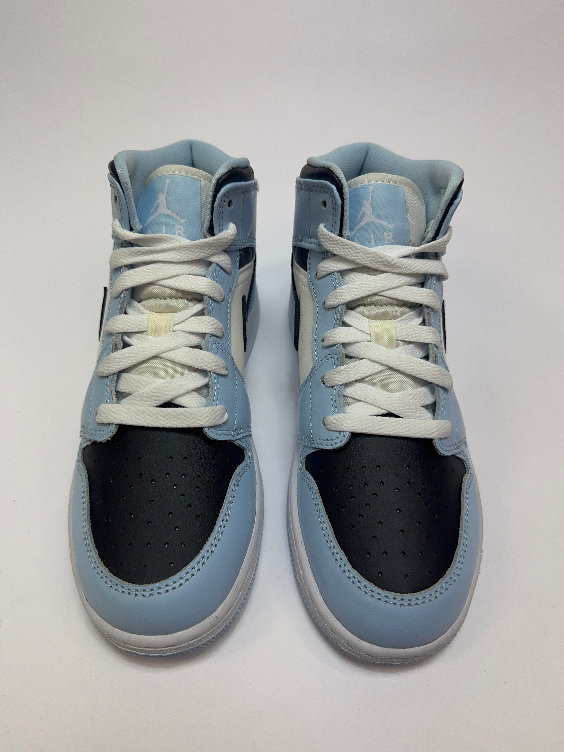 Nahaufnahme der Zunge – Jumpman Tag auf strukturierter Oberfläche