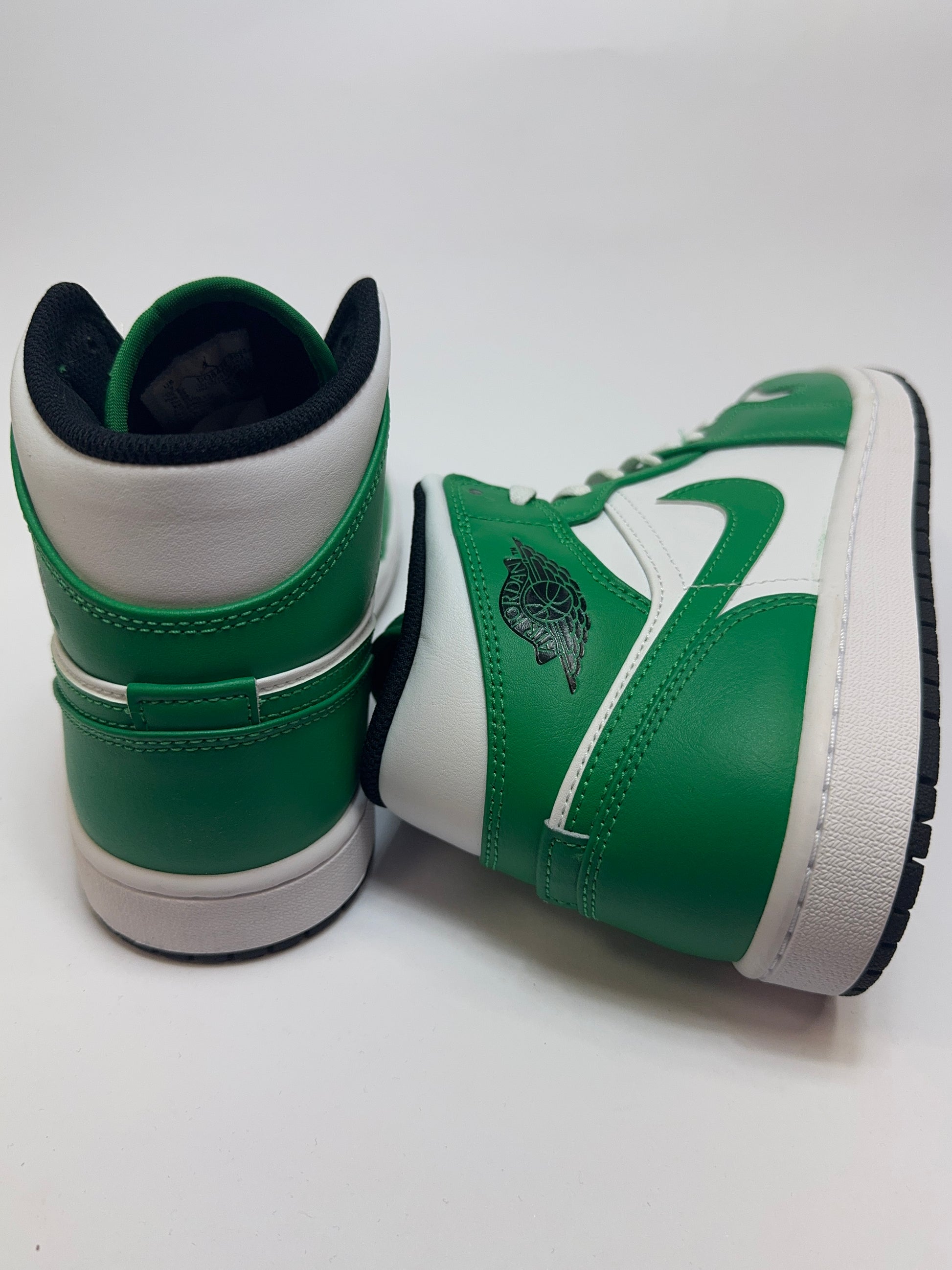 Detailansicht der Rückseite – Heeltab mit klarer Logo-Prägung und glattem Finish